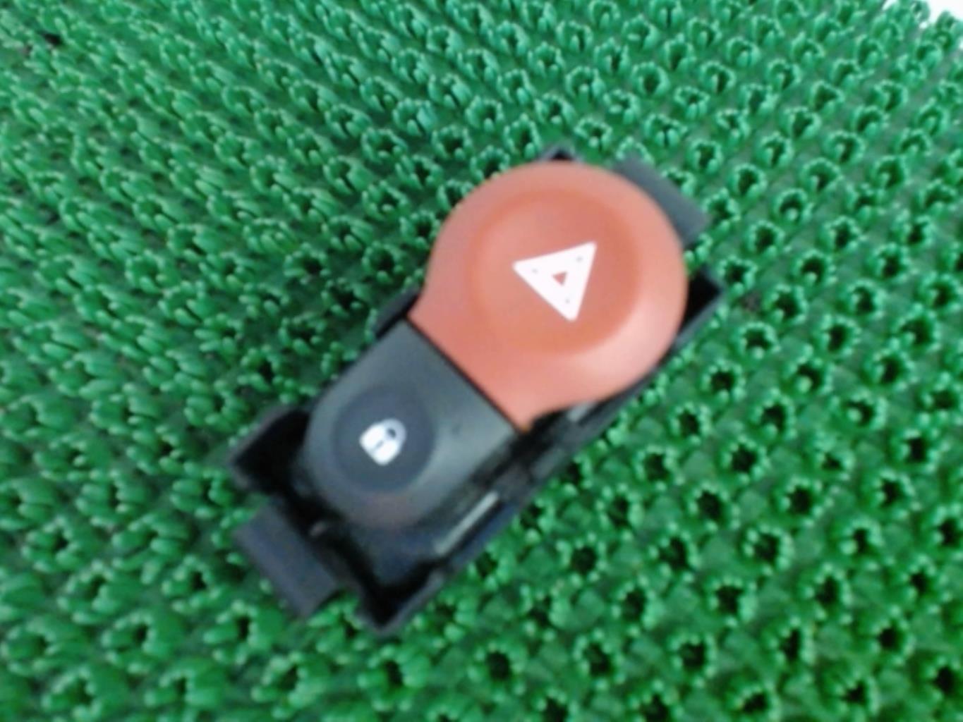 Bouton de warning RENAULT KANGOO 2 PHASE 1 Diesel - 1