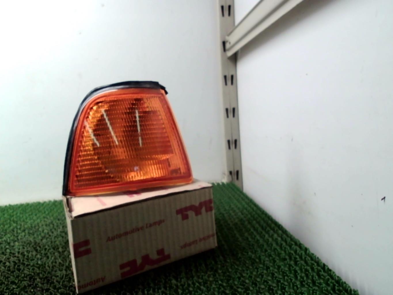 Optique avant secondaire droit (feux)(clignotant) AUDI 80  - 1
