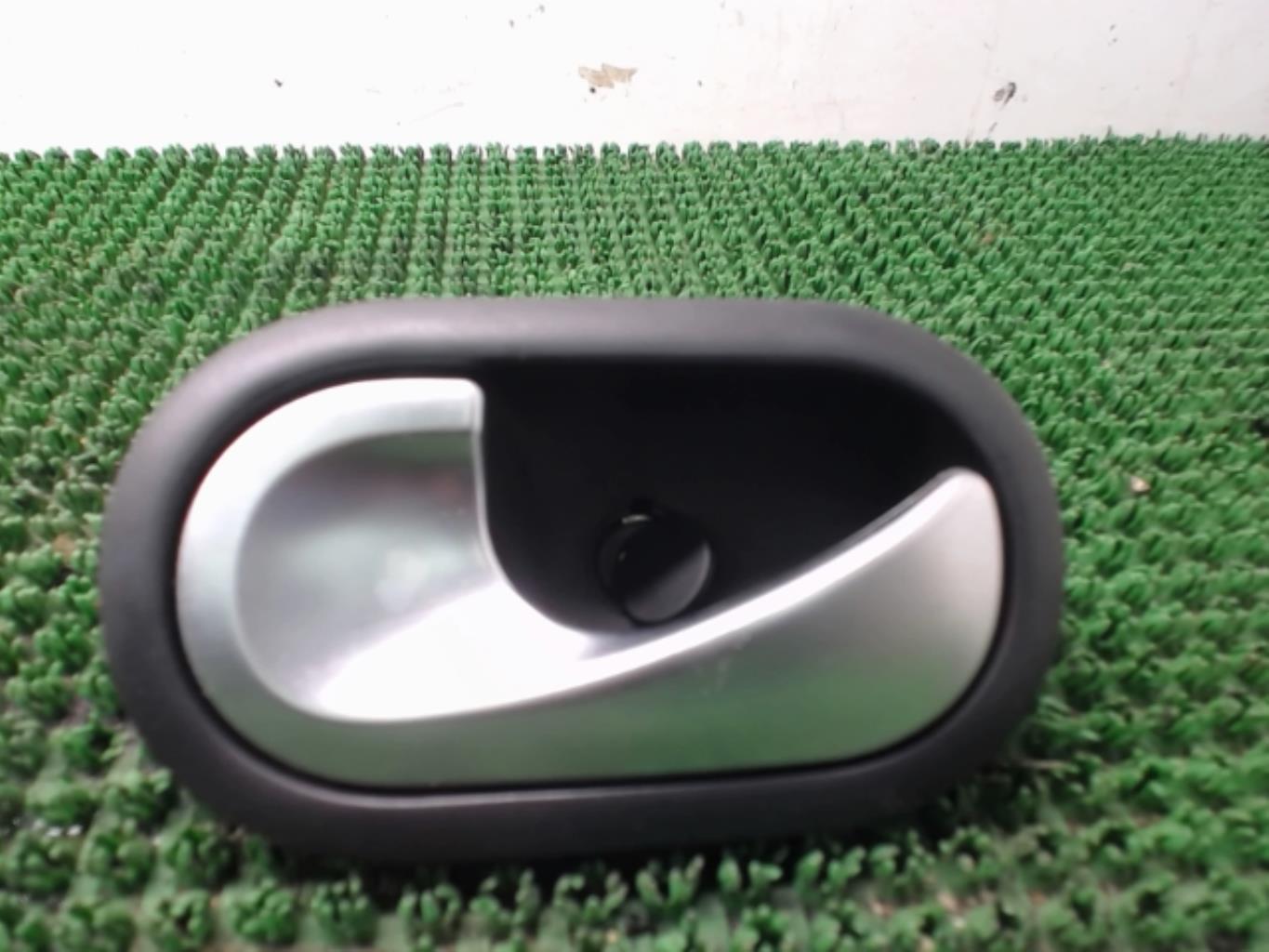 Poignee interieur avant gauche RENAULT CLIO 3 PHASE 1 Diesel - 1