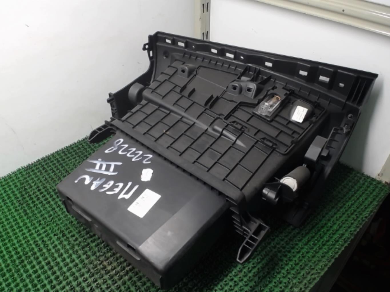 Boite a gants RENAULT MEGANE 3 PHASE 1 Diesel - 1