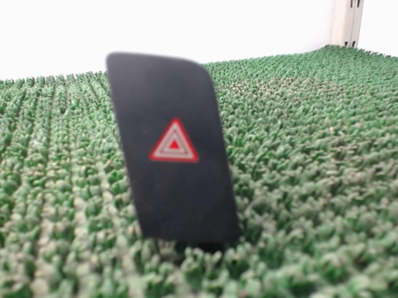 Bouton de warning AUDI Q3 1 PHASE 1 Essence - 1