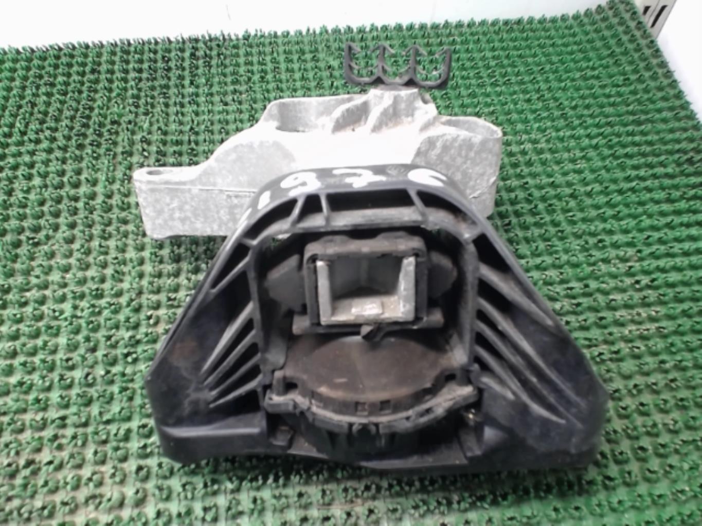 Support moteur droit RENAULT CLIO 4 PHASE 1 BREAK  - 1