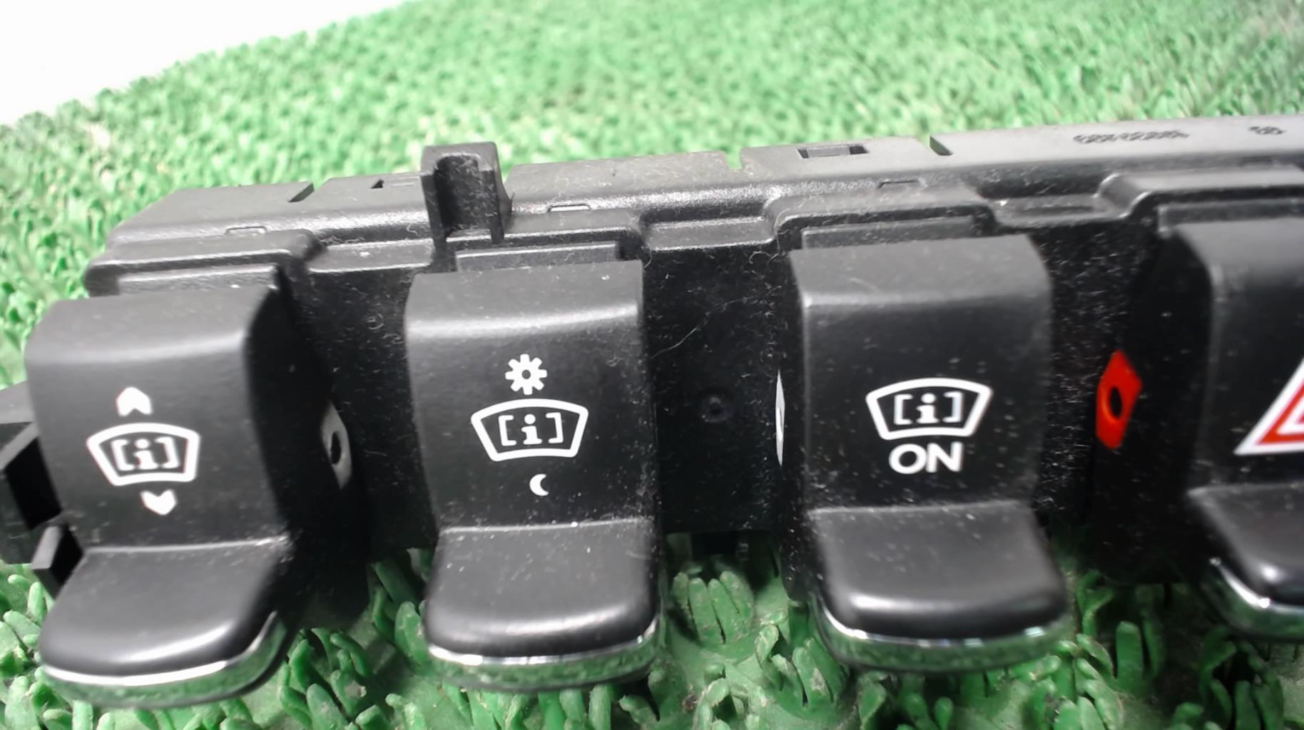 Bouton de warning PEUGEOT 3008 PHASE 1  - 1