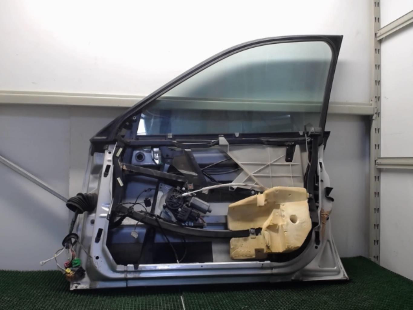 Porte avant droit AUDI A4 1 AVANT PHASE 2 BREAK Diesel - 1