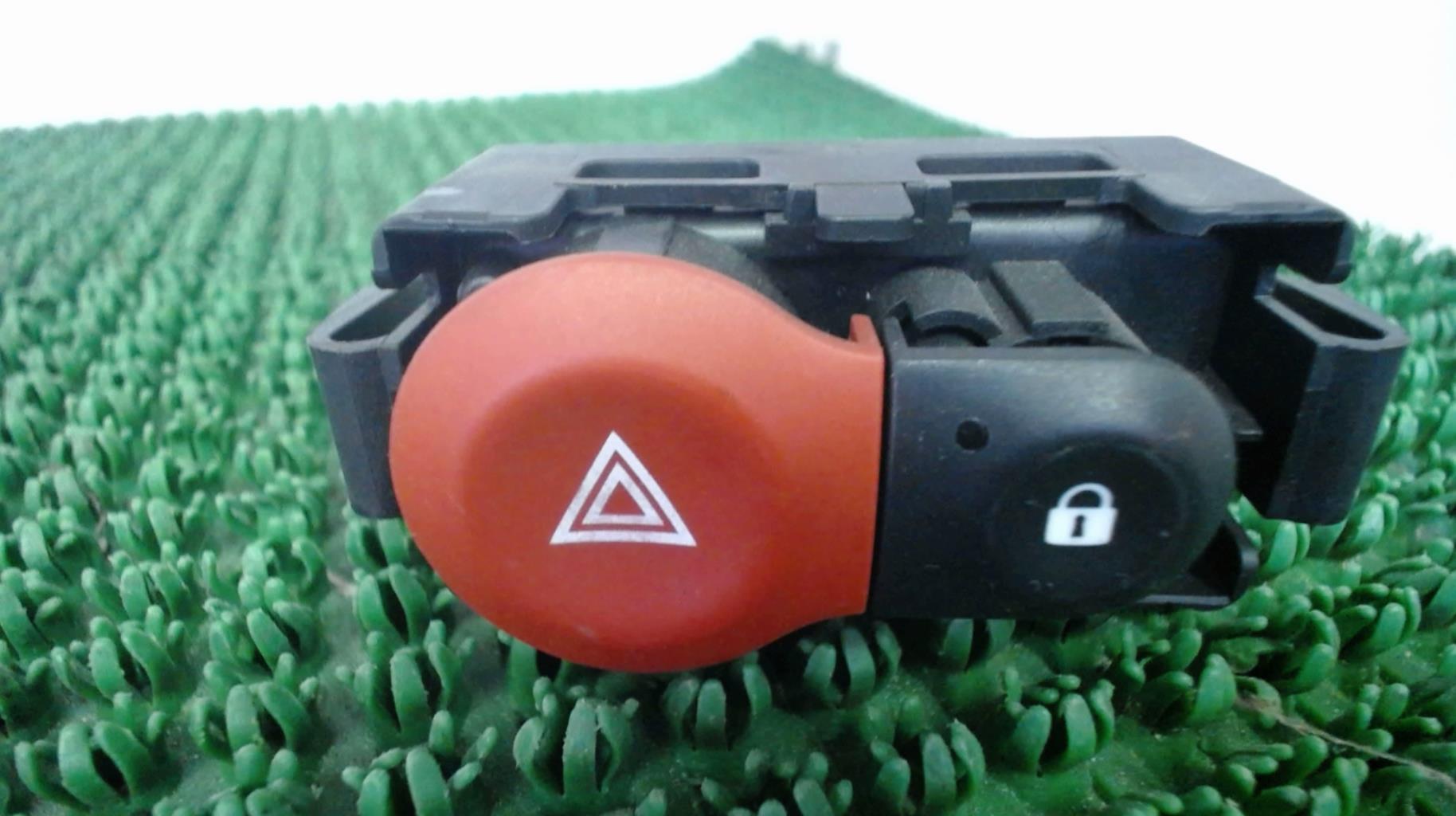 Bouton de warning RENAULT CLIO 3 PHASE 1 Diesel - 1