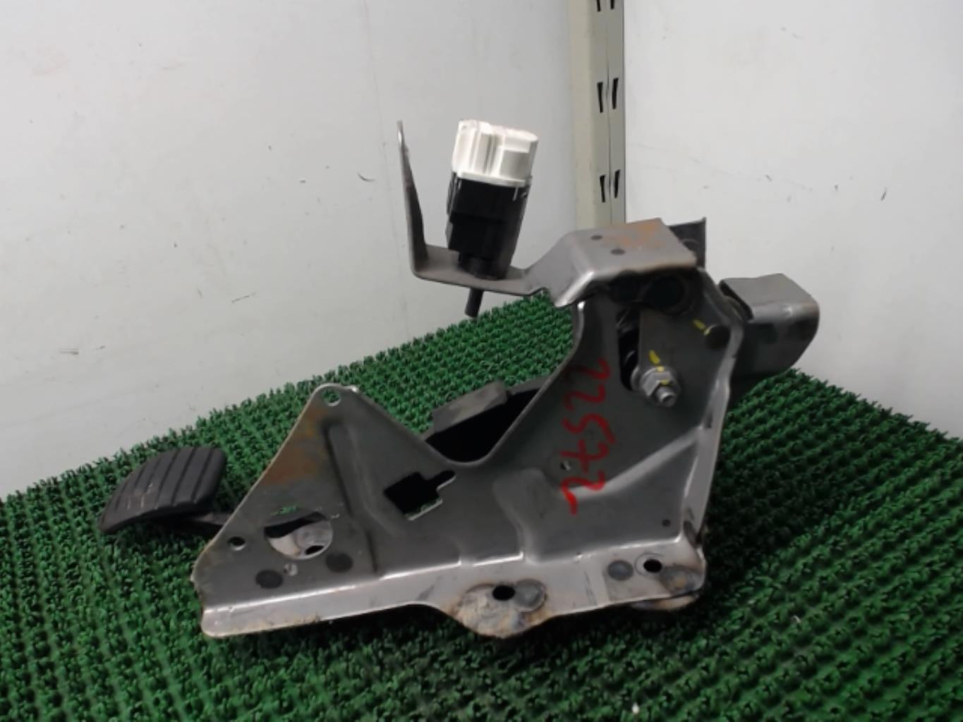 Pedale de frein RENAULT CLIO 4 PHASE 1 Diesel - 1