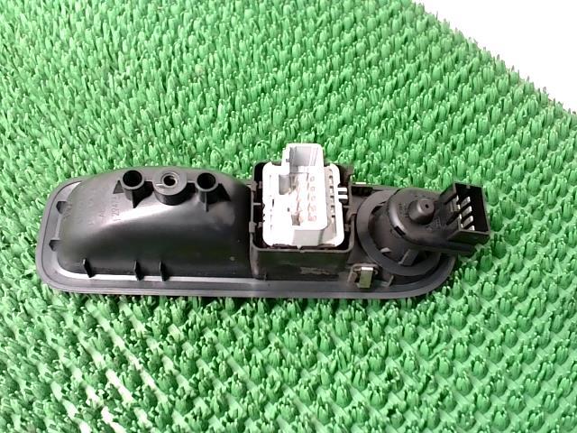 Interrupteur de leve vitre avant gauche RENAULT CLIO 3 PHASE 1 Essence - 1