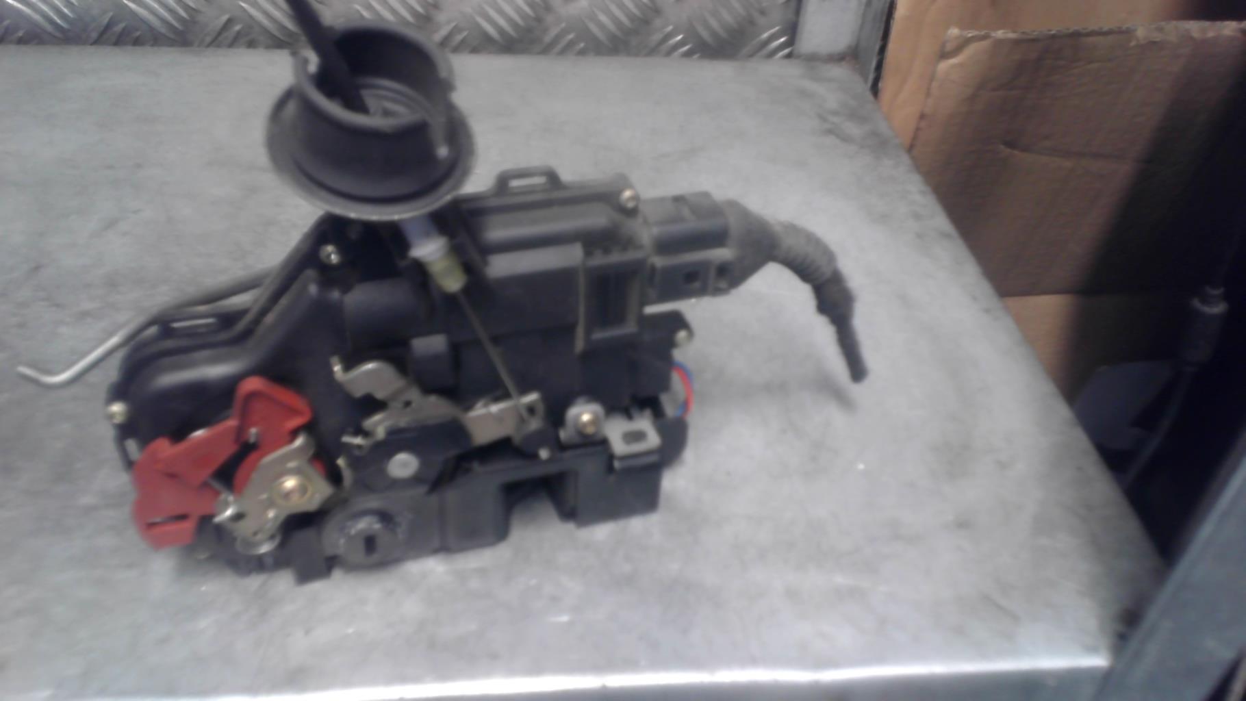 Serrure arriere gauche AUDI A4 2 PHASE 1 Diesel - 1