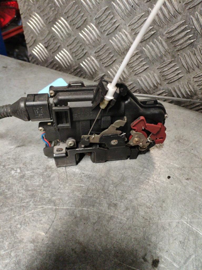 Serrure avant droit AUDI A4 2 PHASE 1 Diesel - 1