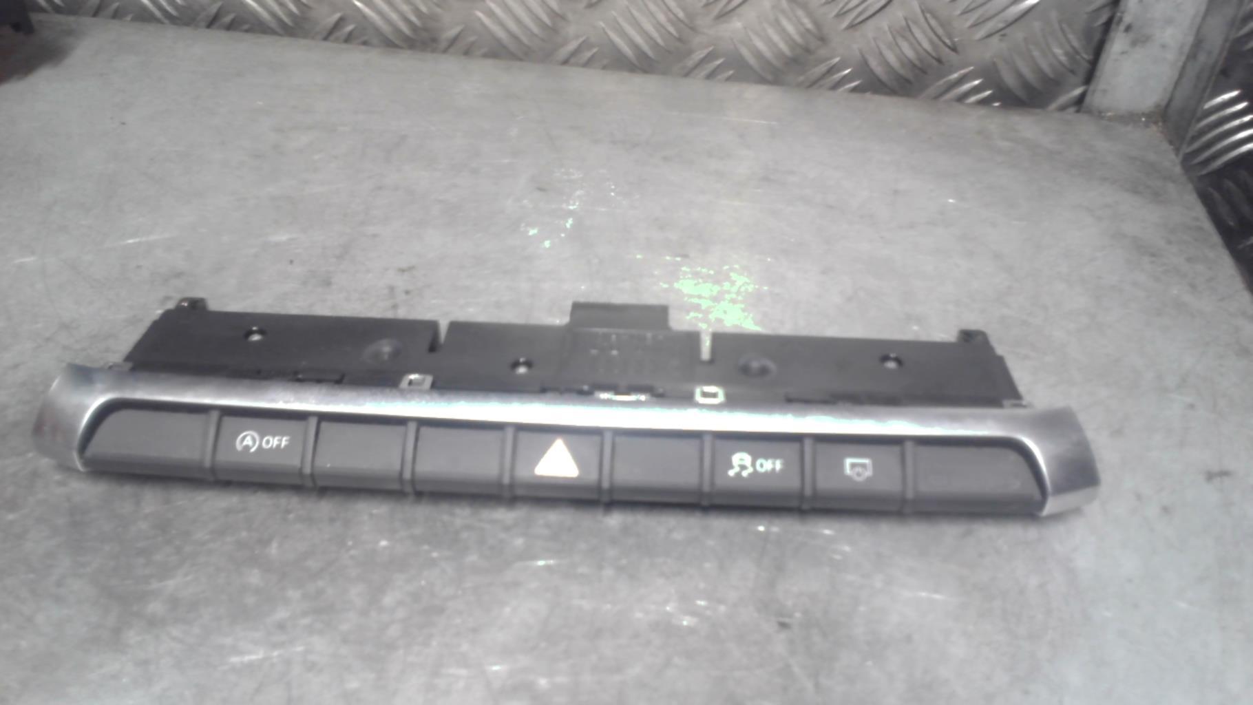 Bouton de warning AUDI A3 3 PHASE 1 Diesel - 1