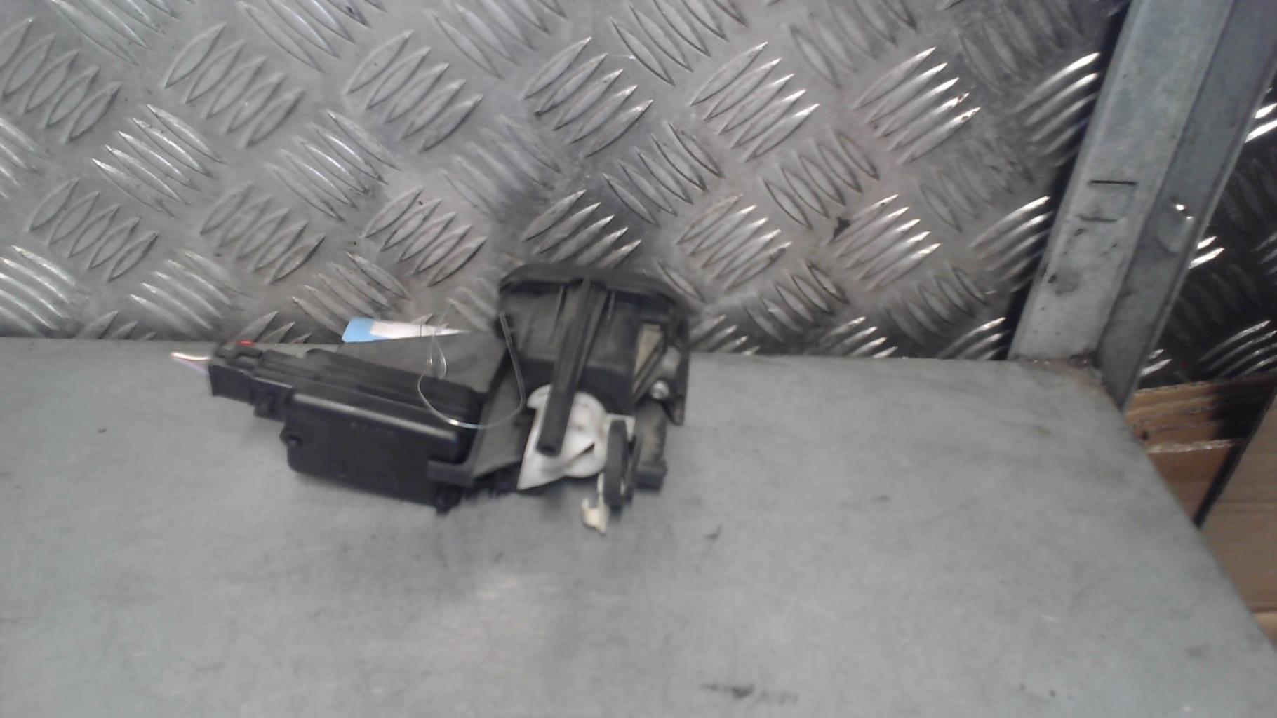 Bouton de coffre RENAULT CLIO 2 PHASE 1  - 1