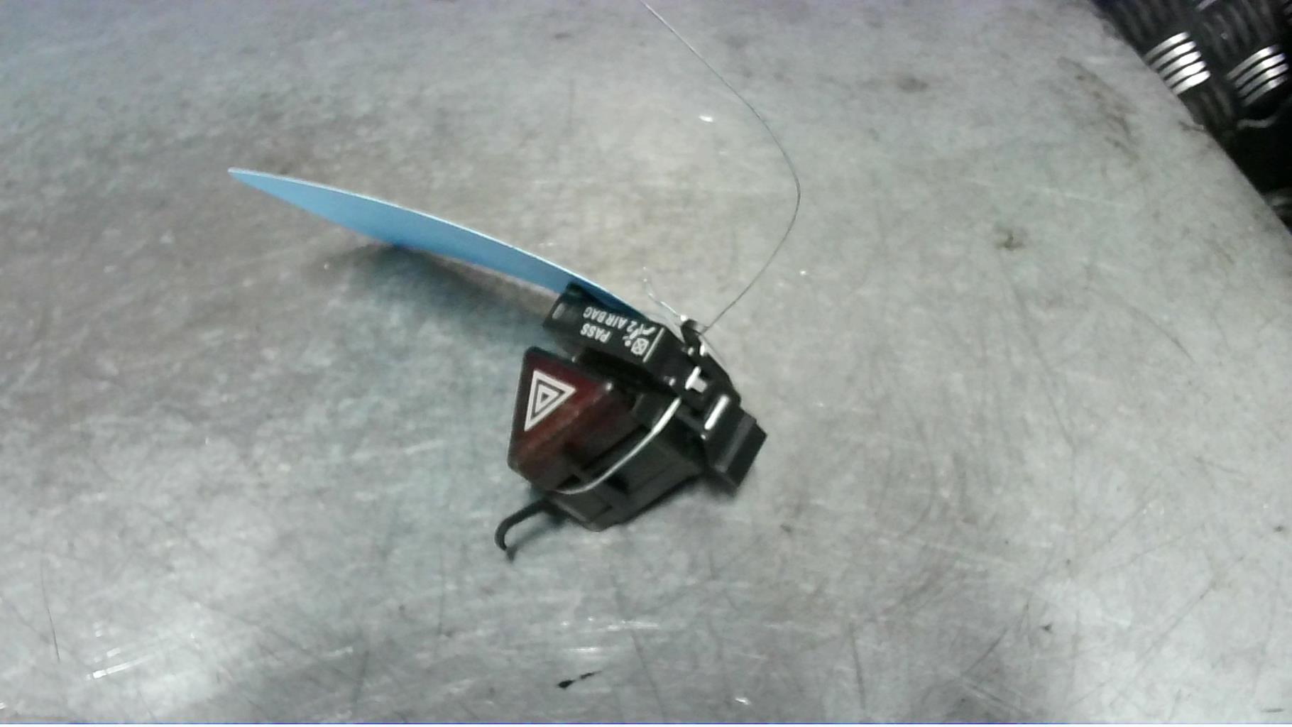 Bouton de warning MERCEDES CLASSE A 169 PHASE 2  - 1