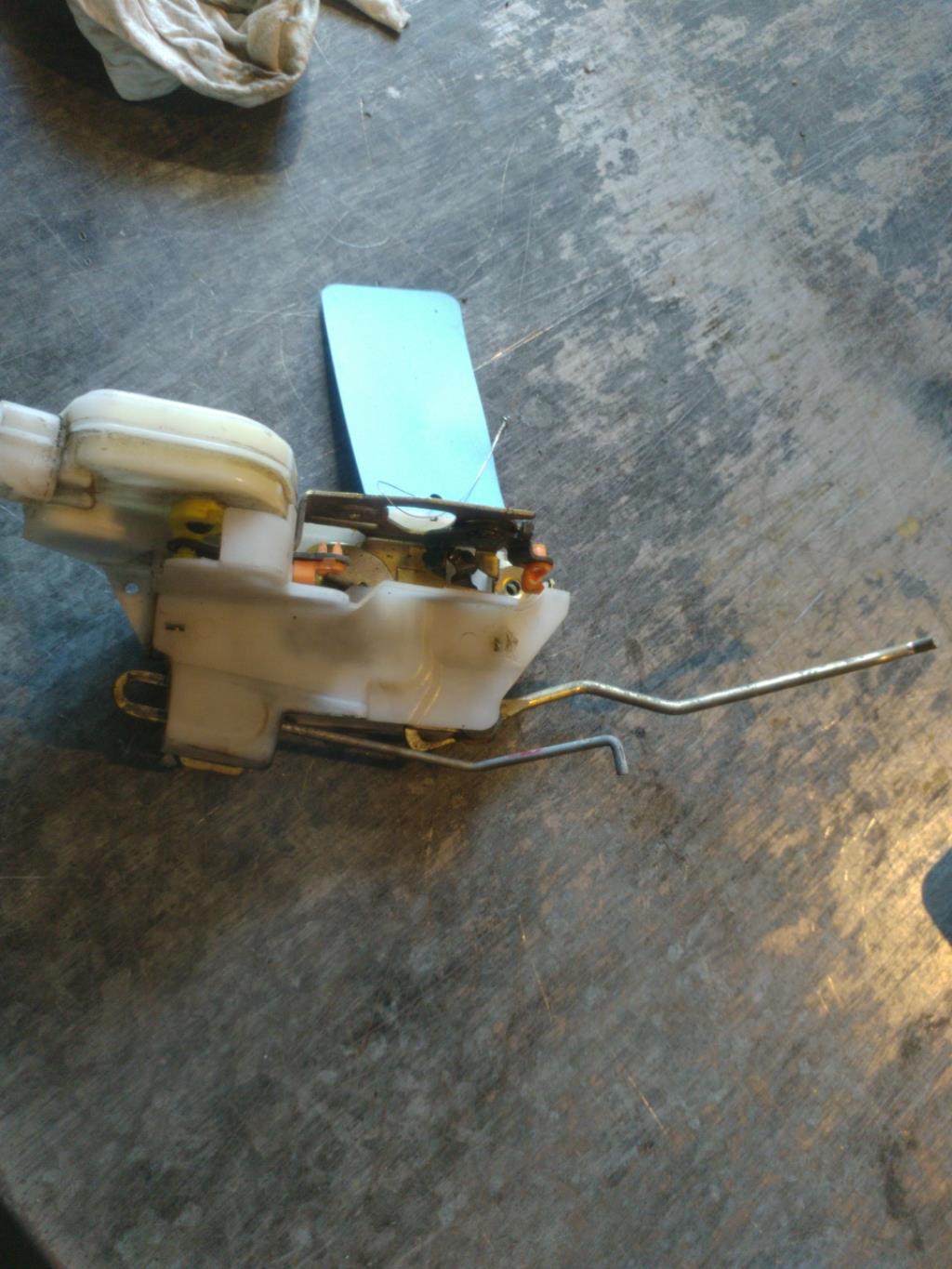 Serrure avant gauche MITSUBISHI L 200 2 Diesel - 1