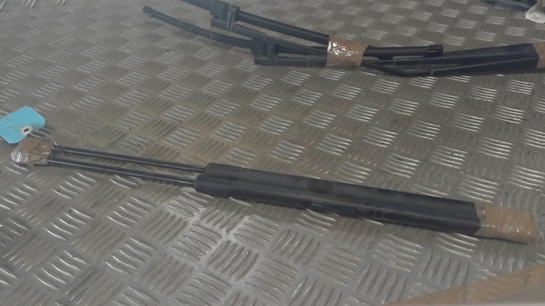Verin de coffre OPEL MERIVA A PHASE 2  - 1