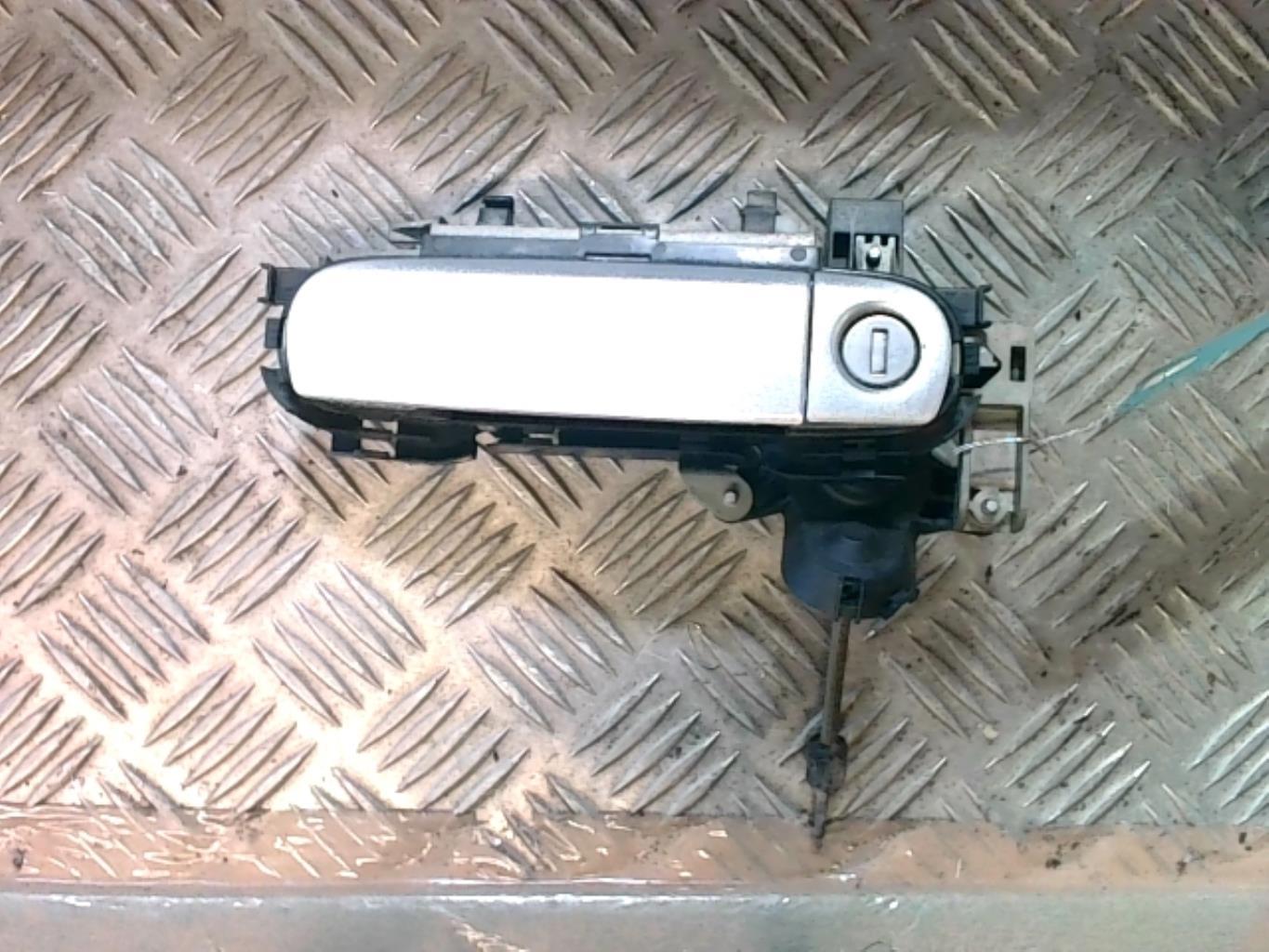Poignee porte avant gauche AUDI A4 2 AVANT PHASE 2 BREAK Diesel - 1