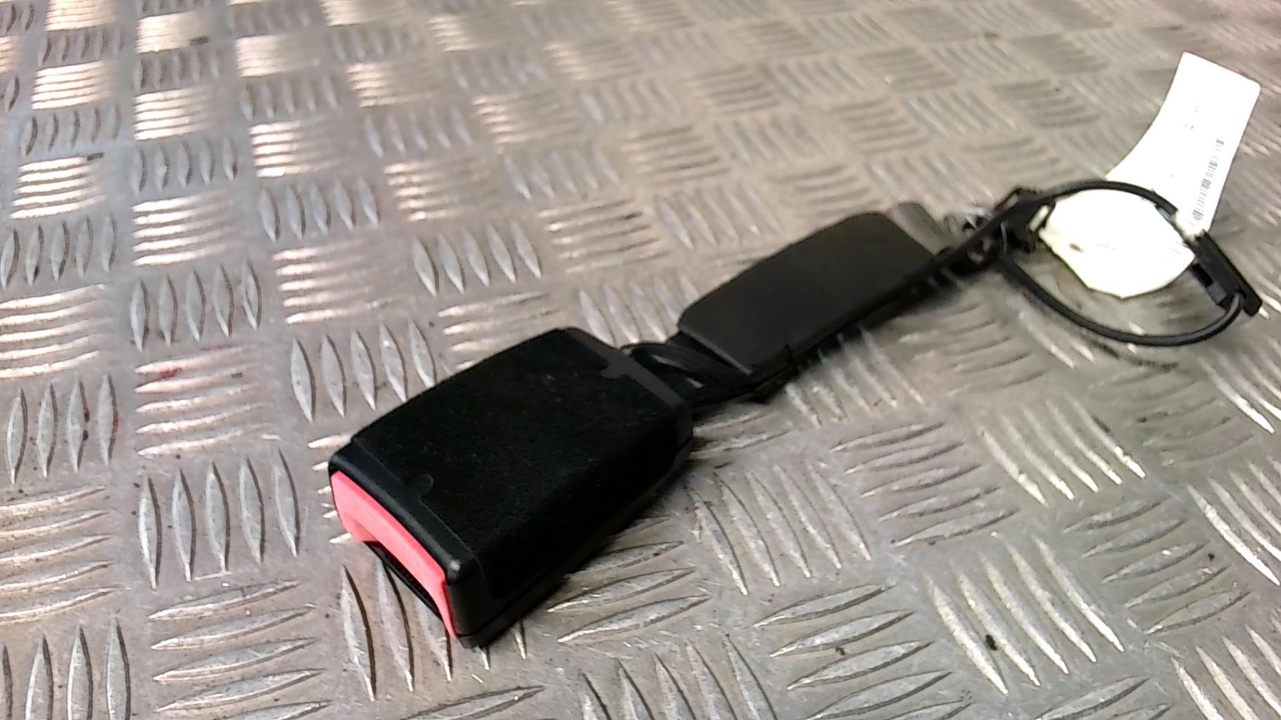 Attache ceinture avant droit AUDI A1 1 PHASE 1 Diesel - 1