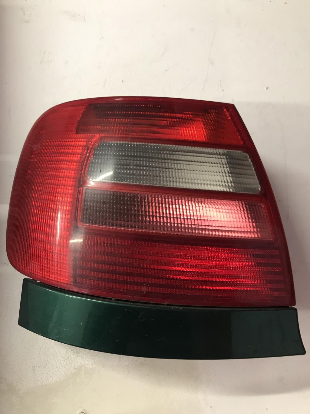 Fanale posteriore principale sinistro (luci) AUDI A4 1 AVANT PHASE 2 BREAK Diésel - 1