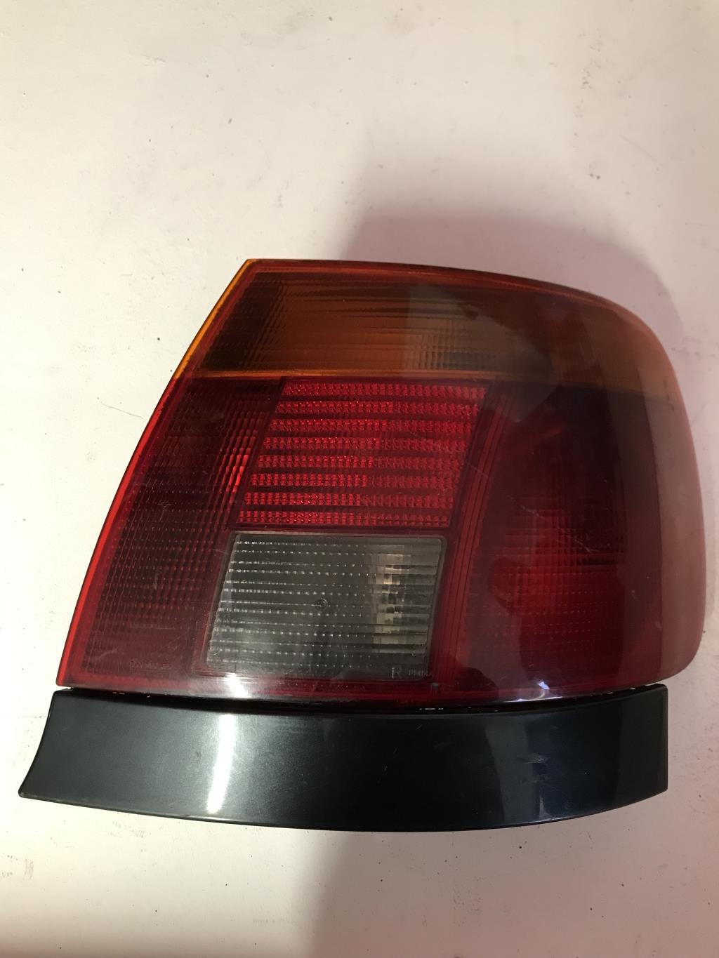 Fanale posteriore principale destro (luci) AUDI A4 1 AVANT PHASE 1 BREAK Diésel - 1