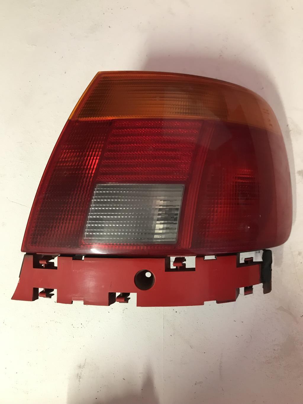 Fanale posteriore principale destro (luci) AUDI A4 1 AVANT PHASE 1 BREAK Diésel - 1