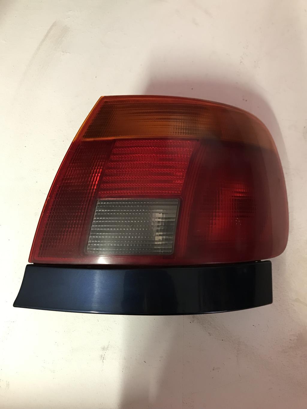 Fanale posteriore principale destro (luci) AUDI A4 1 AVANT PHASE 1 BREAK Diésel - 1