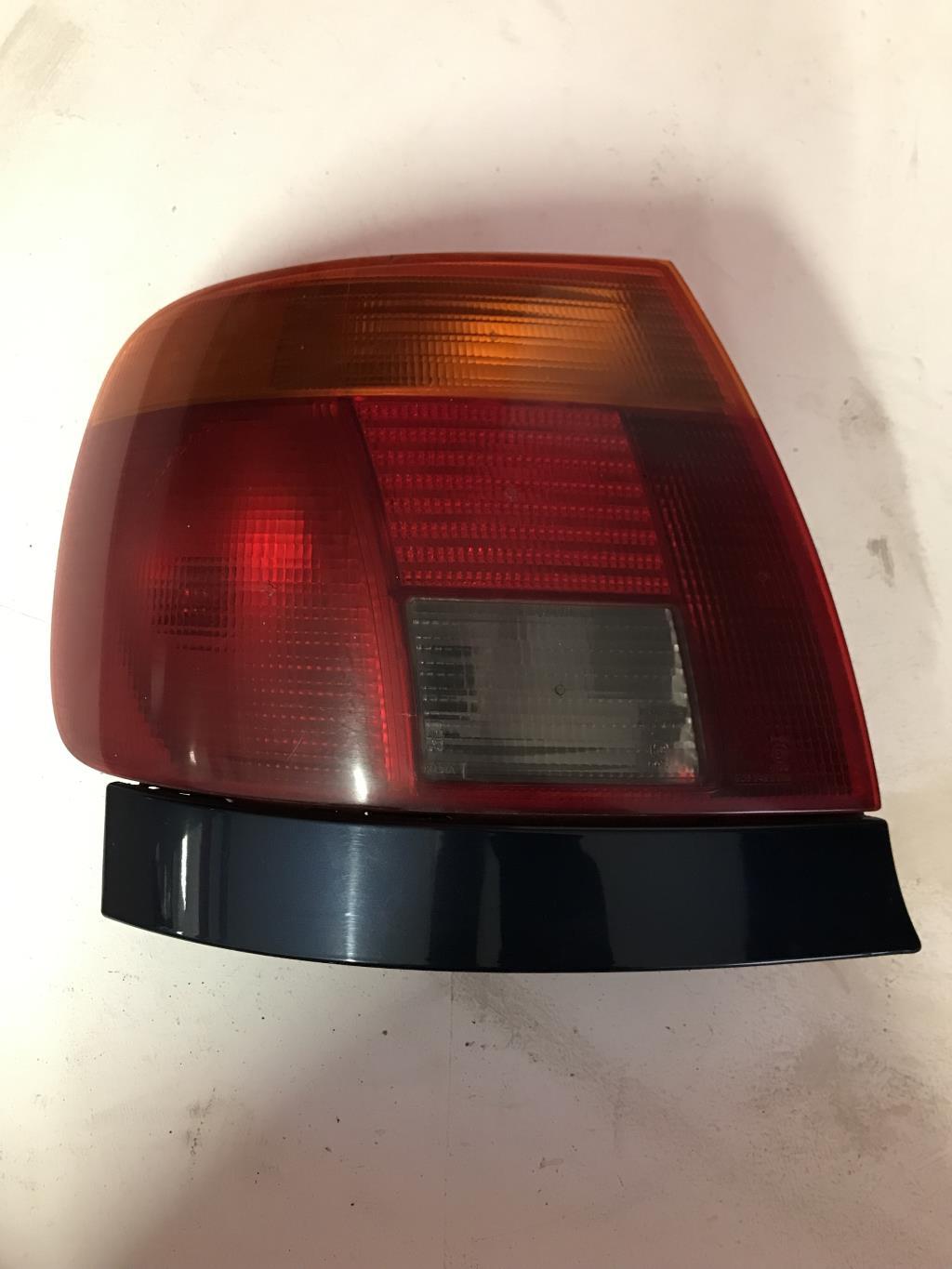 Fanale posteriore principale sinistro (luci) AUDI A4 1 AVANT PHASE 1 BREAK Diésel - 1