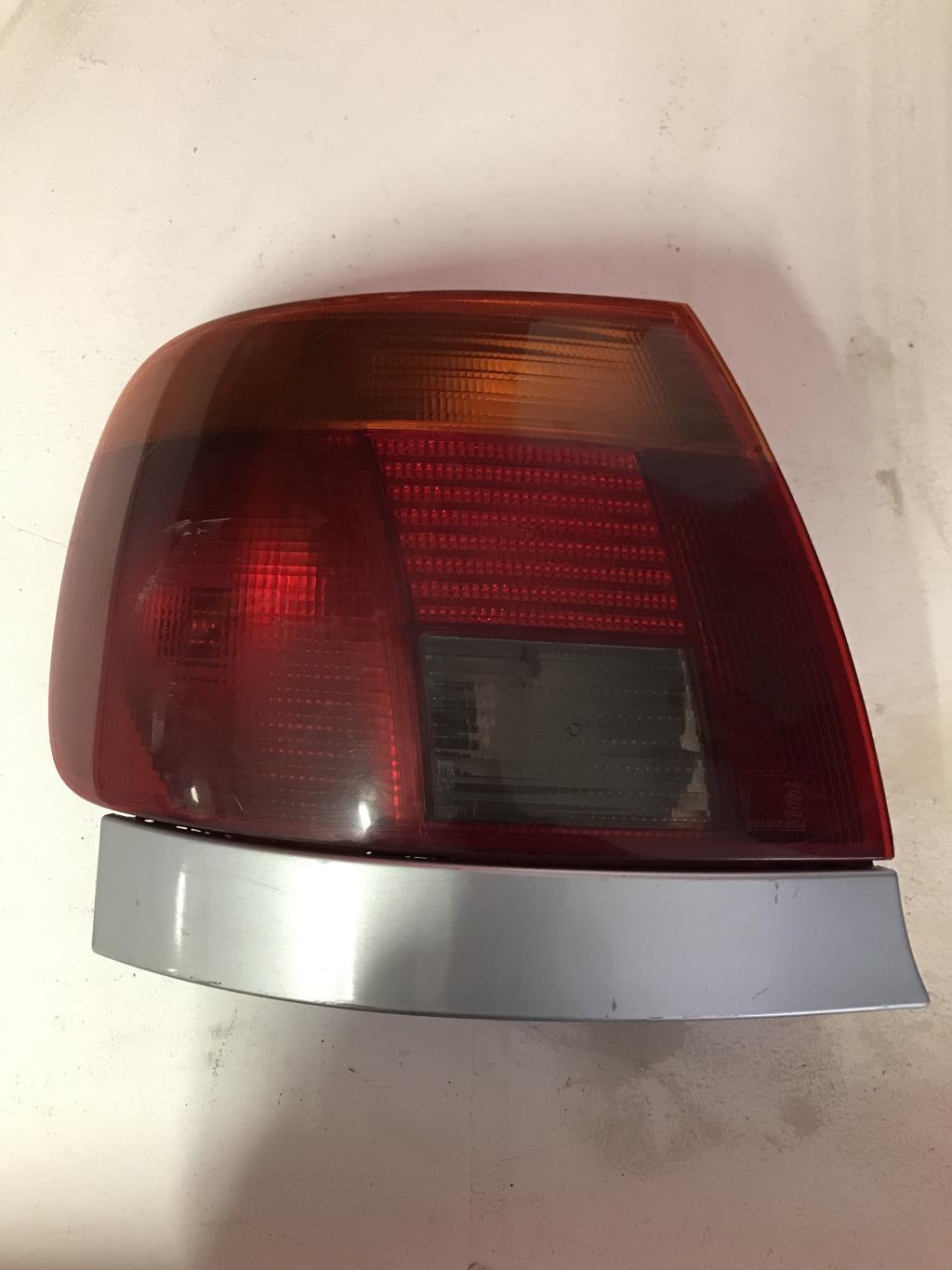 Fanale posteriore principale sinistro (luci) AUDI A4 1 AVANT PHASE 1 BREAK Diésel - 1