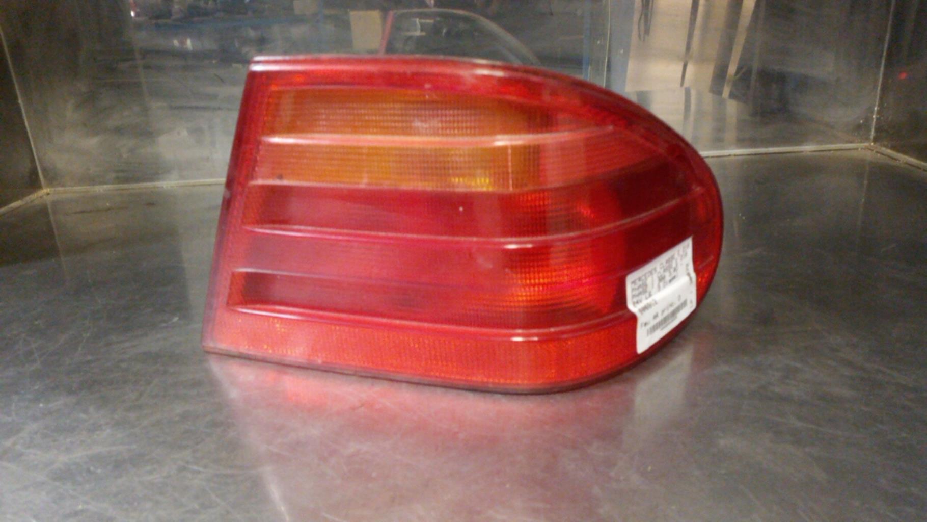 Fanale posteriore principale destro (luci) MERCEDES CLASSE E 210 PHASE 1 Diésel - 1