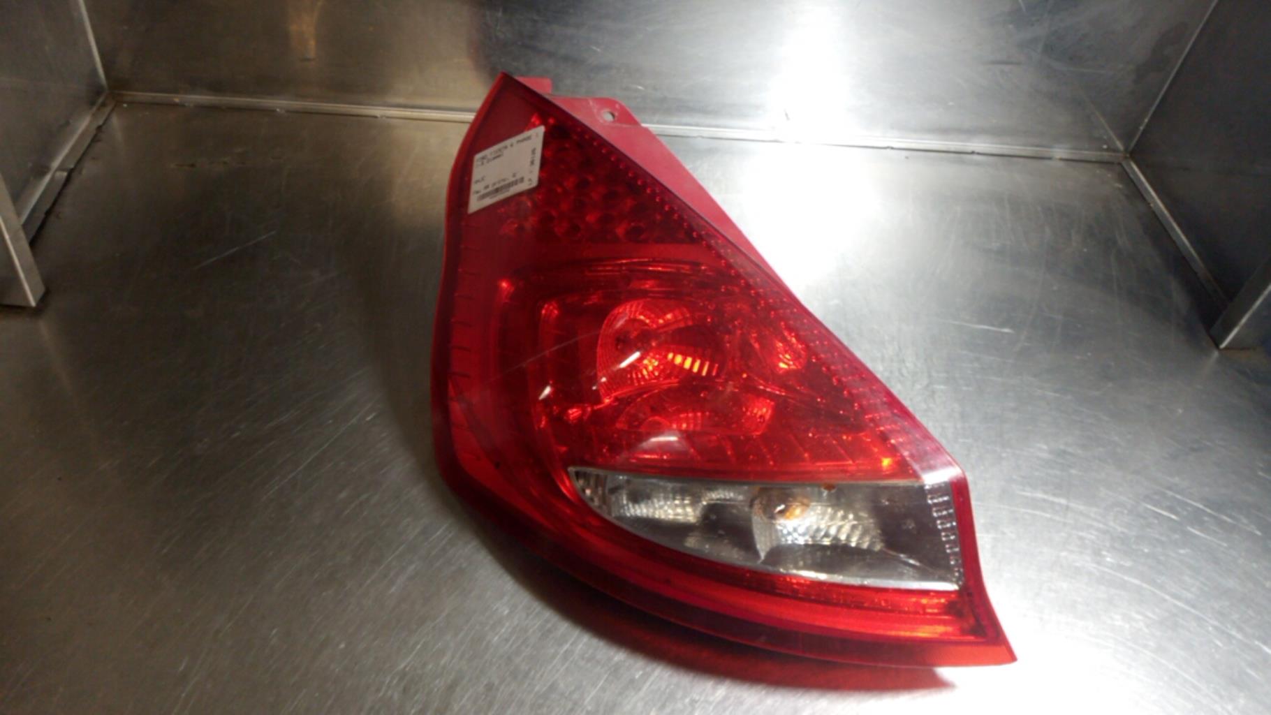 Fanale posteriore principale sinistro (luci) FORD FIESTA 6 PHASE 1 Diésel - 1