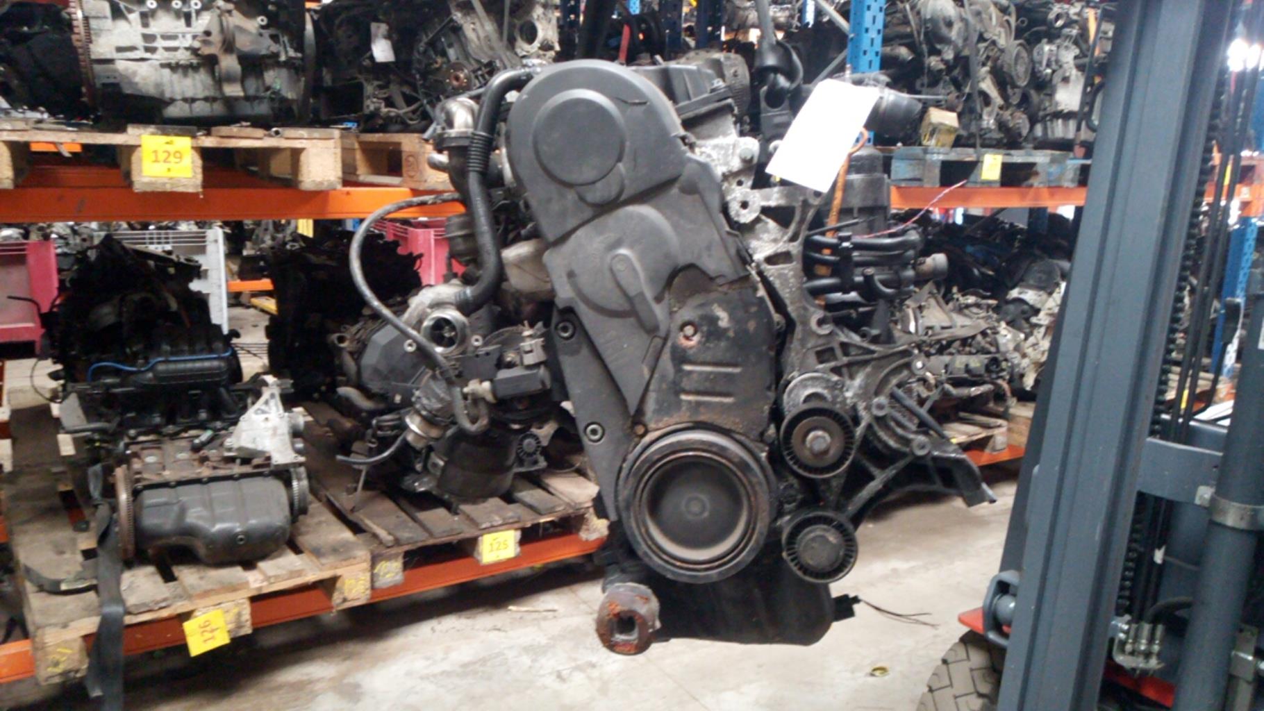 Moteur AUDI A4 2 AVANT PHASE 1 BREAK Diesel - 1