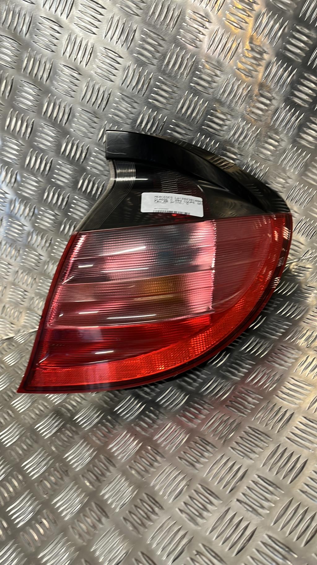 Fanale posteriore principale destro (luci) MERCEDES CLASSE C 203 COUPE SPORT PHASE 1 Diésel - 1