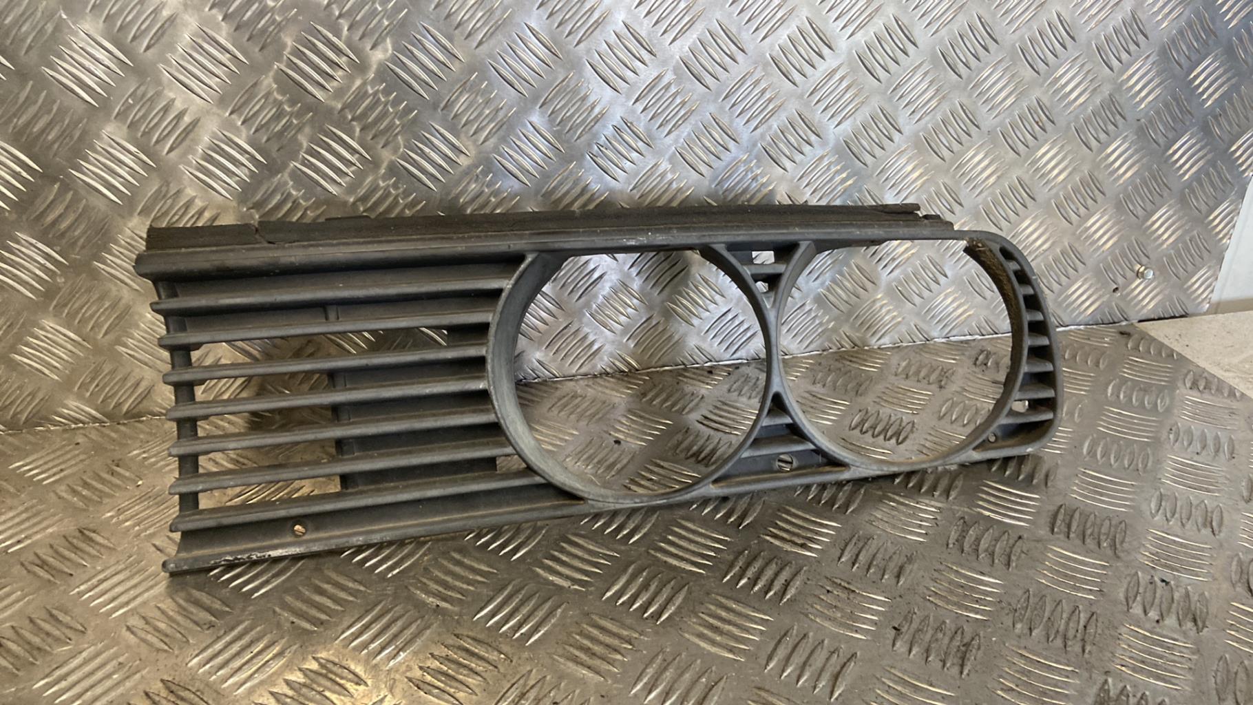 Calandre gauche BMW SERIE 3 E30 Essence - 1