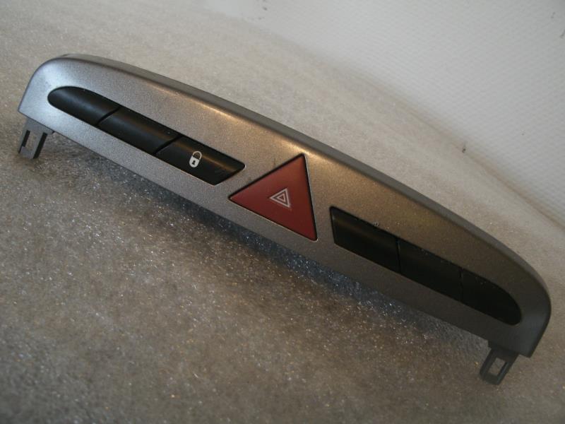 Bouton de warning PEUGEOT 308 1 PHASE 1 Diesel - 1
