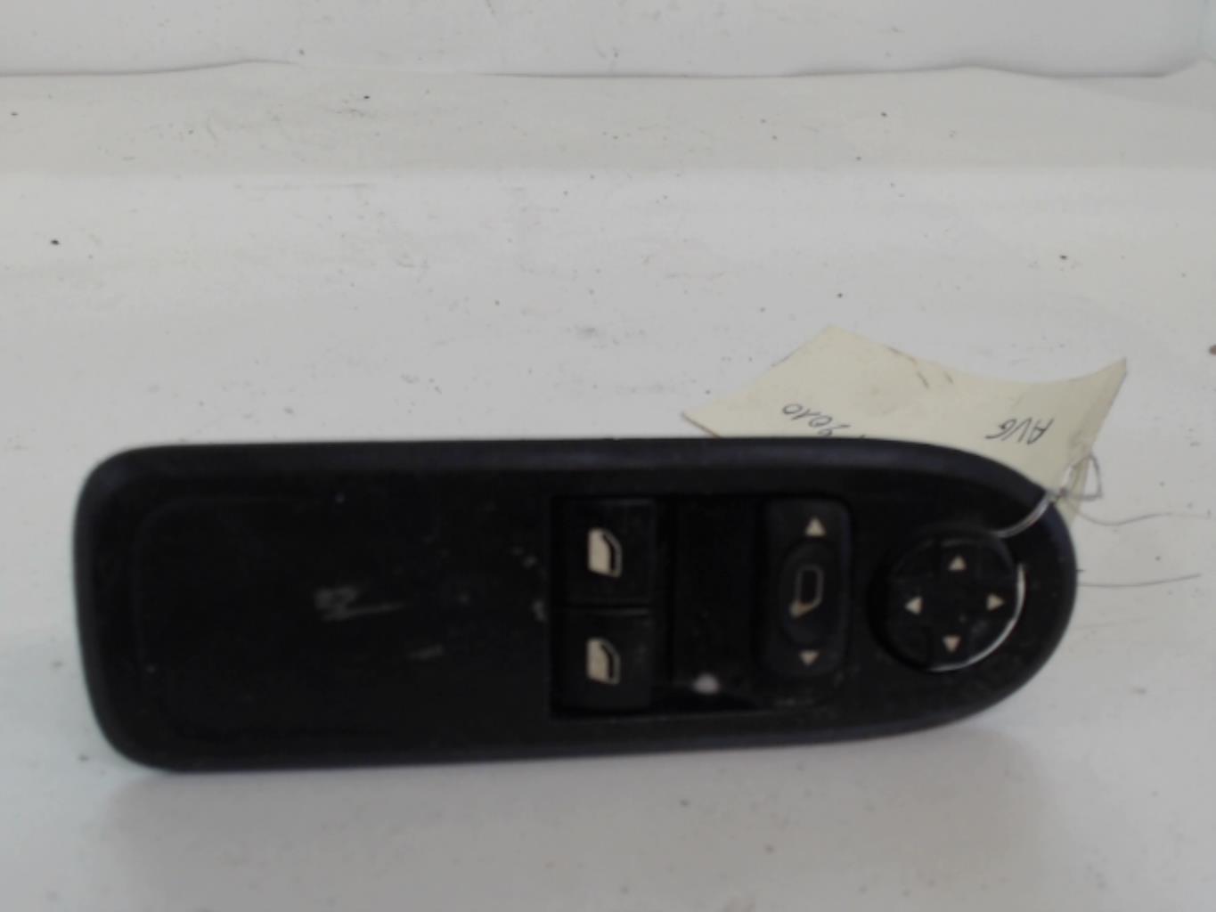 Interruttore lavacristalli anteriore sinistro PEUGEOT 308 1 SW PHASE 1 BREAK Diésel - 1