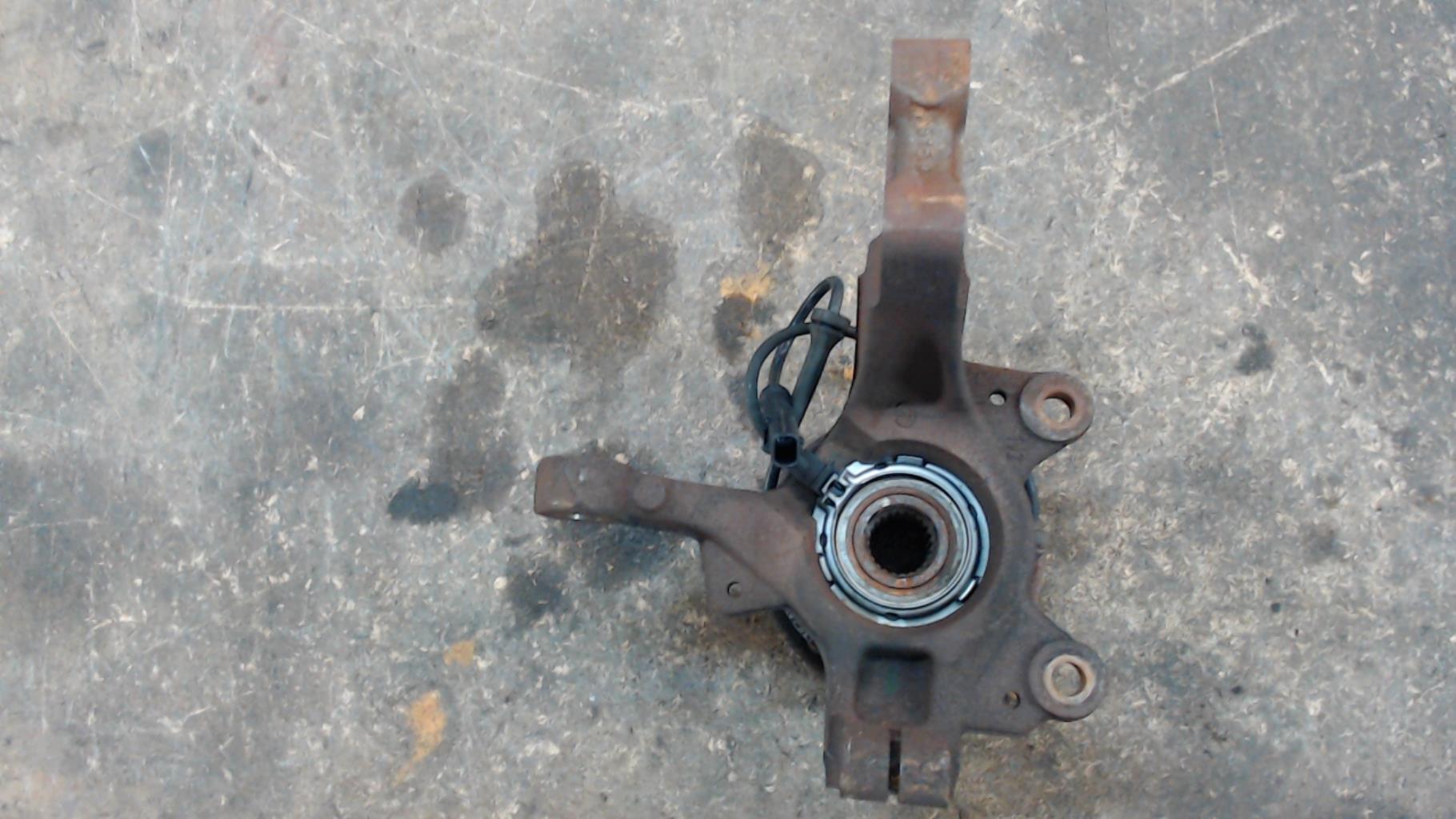 Fusee avant gauche RENAULT CLIO 3 PHASE 1 BREAK  - 1