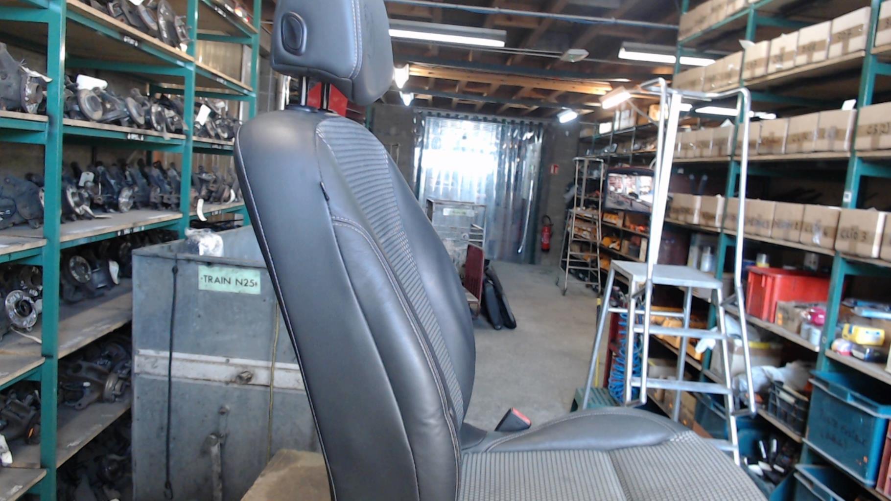 Siege avant droit RENAULT CLIO 3 PHASE 2  - 1
