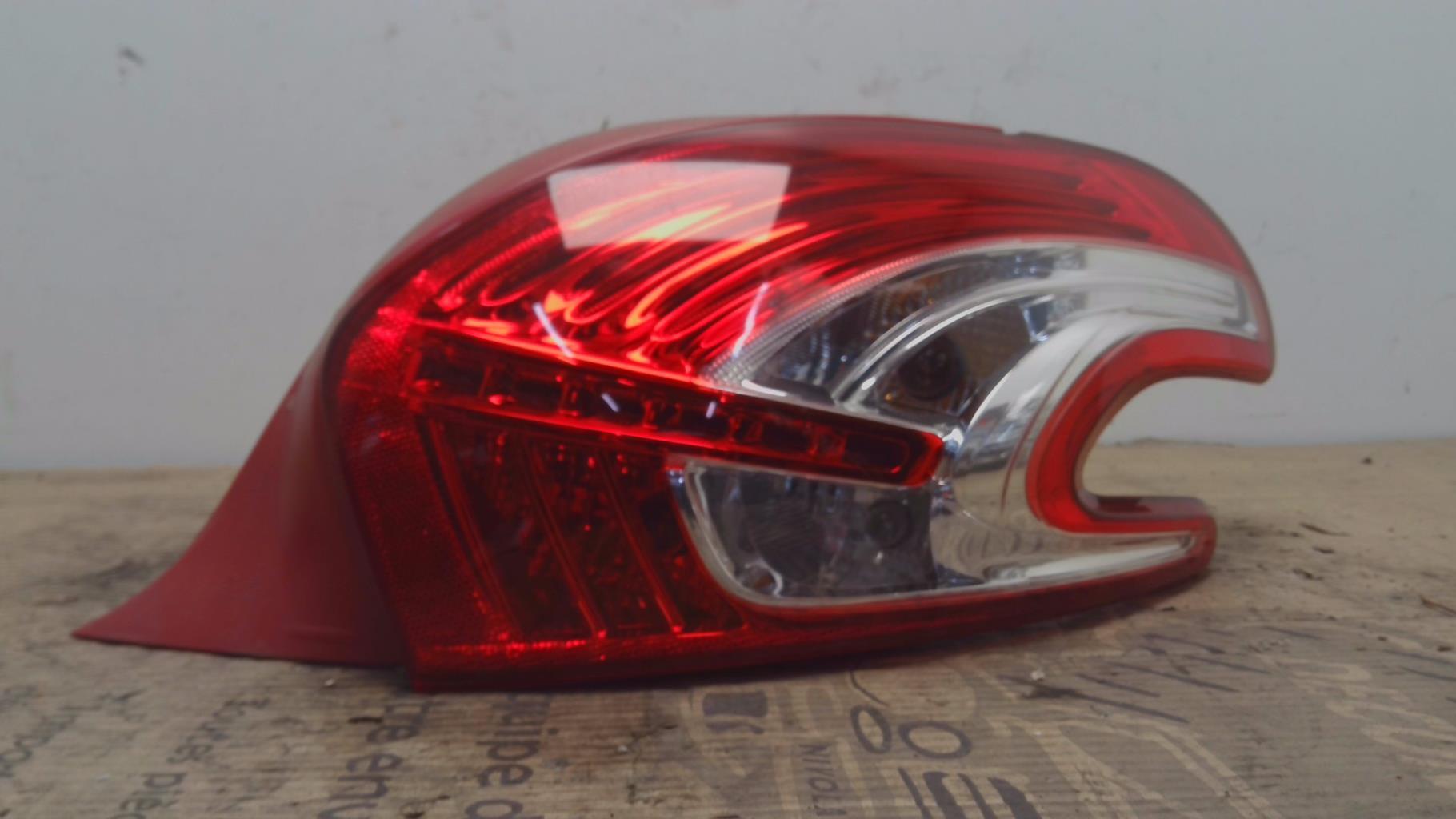 Fanale posteriore principale destro (luci) PEUGEOT 208 1 PHASE 1 Gasolina - 1