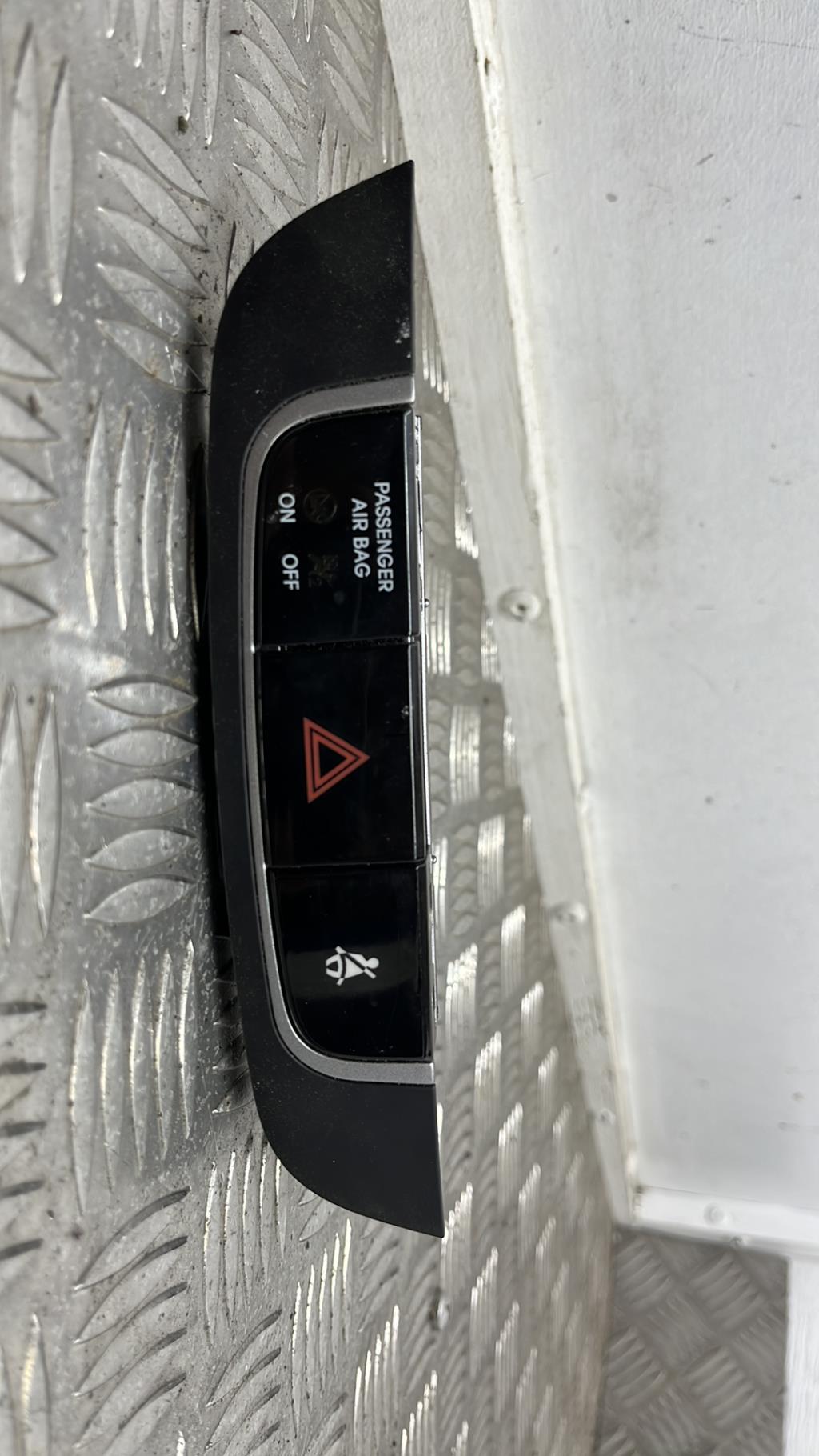 Bouton de warning HYUNDAI IX 35 PHASE 1 Diesel - 1