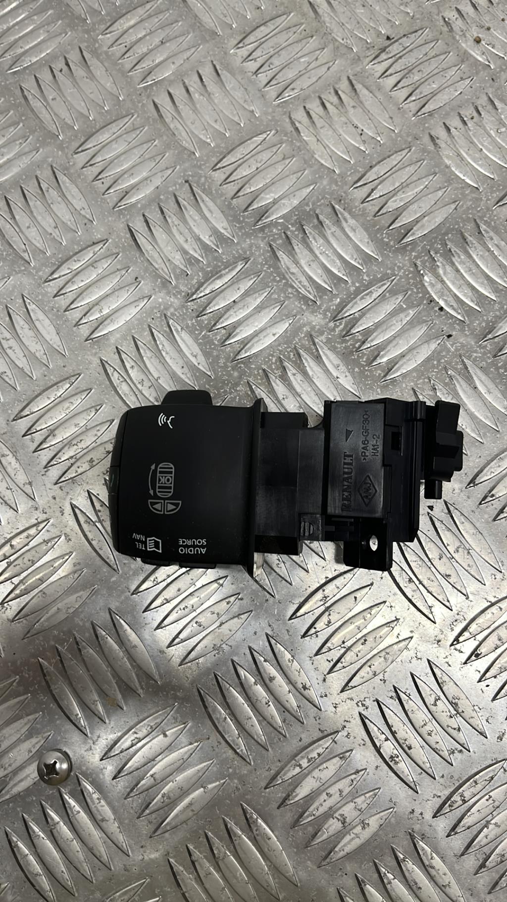 Commande autoradio RENAULT MEGANE 3 PHASE 1 BREAK Diesel - 1