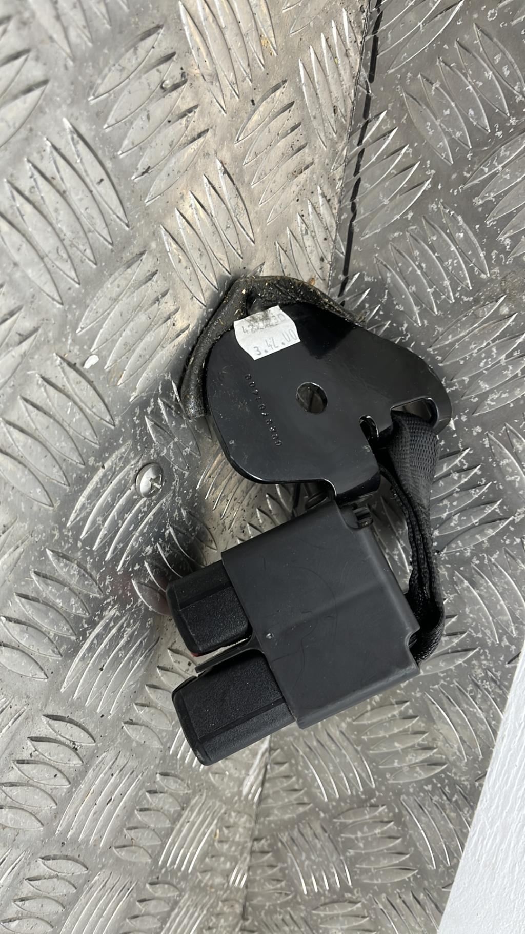 Attache ceinture arriere centrale RENAULT CLIO 2  - 1