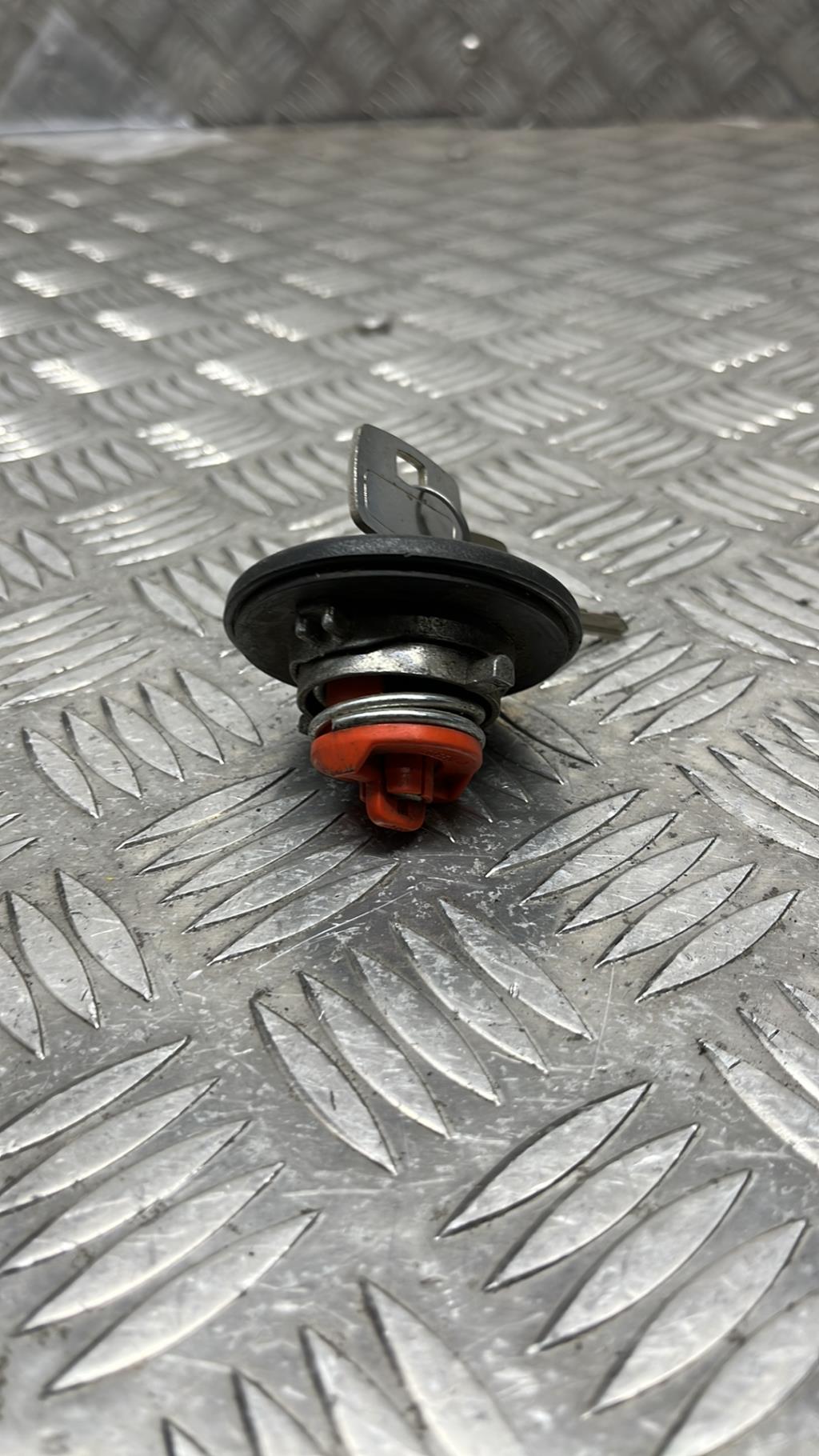 Bouchon de carburant FORD ESCORT  - 1