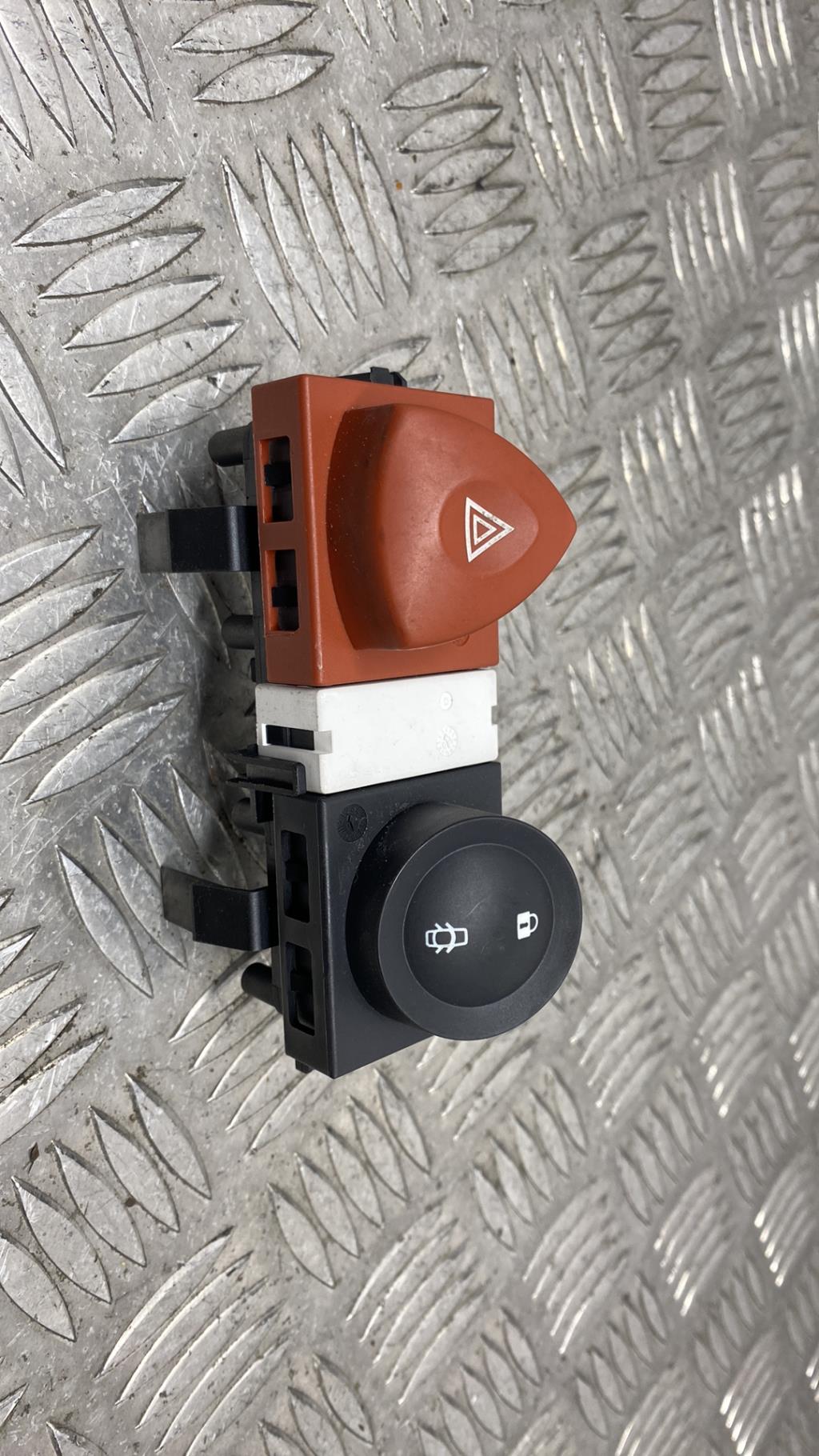 Bouton de warning RENAULT MEGANE 2 PHASE 1 Diesel - 1