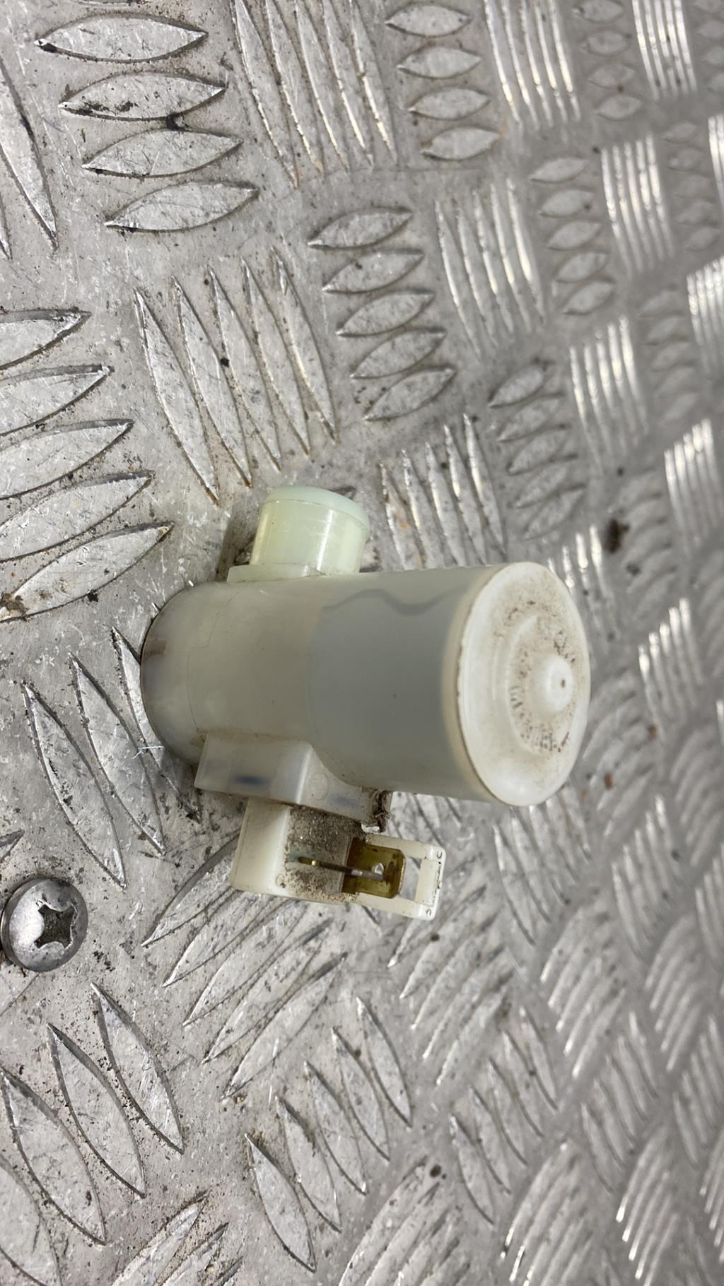 Pompe lave glace avant SUZUKI SWIFT 3  - 1
