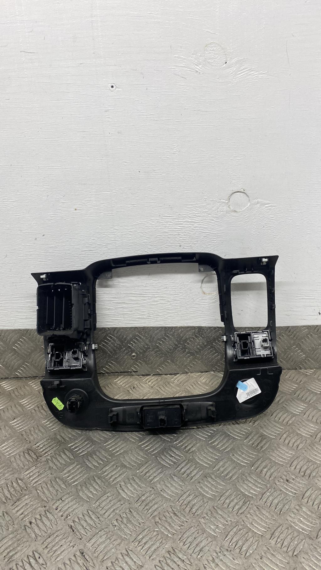 Console central (interieur plastique) RENAULT TRAFIC 3 MOYEN PHASE 2 Diesel/Hybride - 1