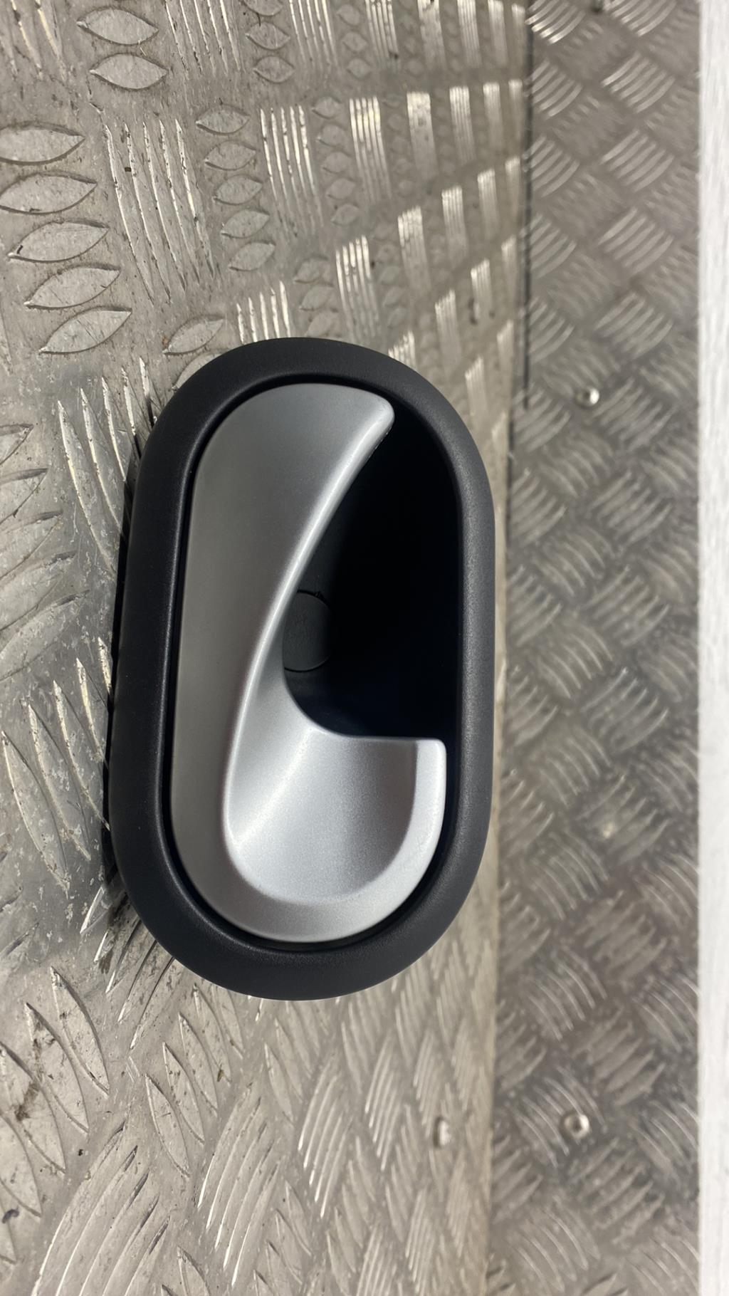 Poignee interieur arriere droit RENAULT CLIO 3 PHASE 1 Diesel - 1