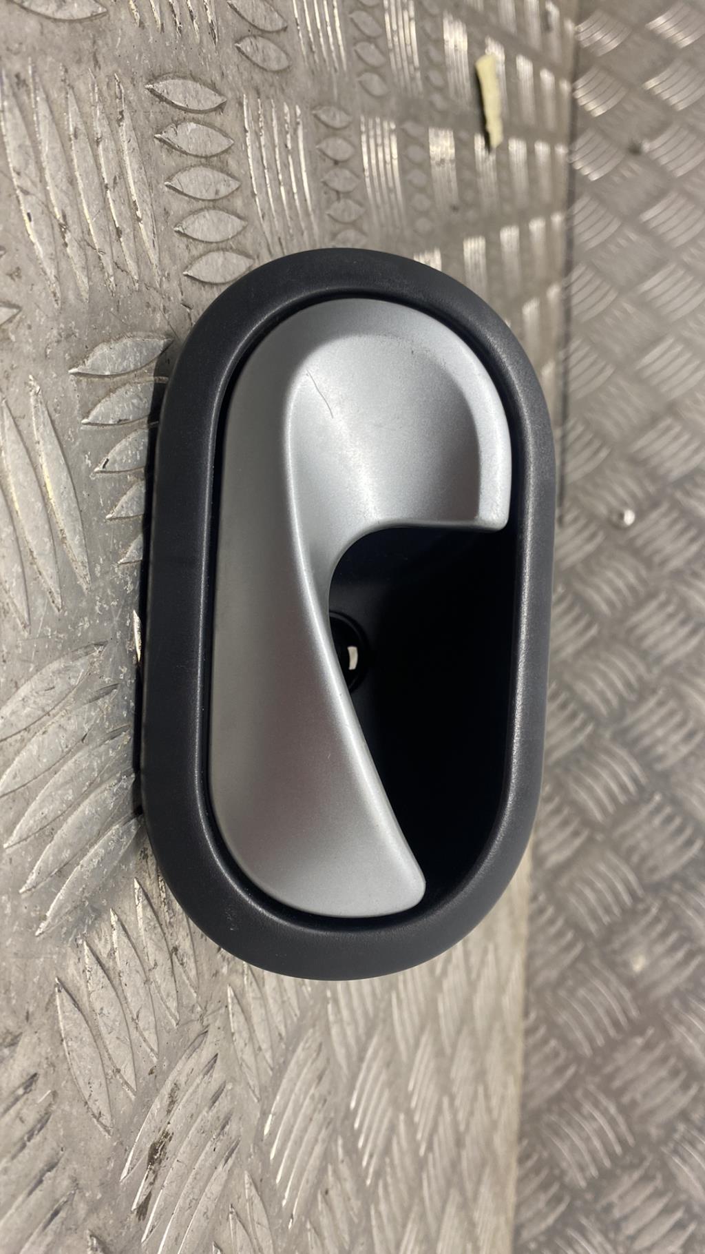Poignee interieur avant gauche RENAULT CLIO 3 PHASE 1 Diesel - 1