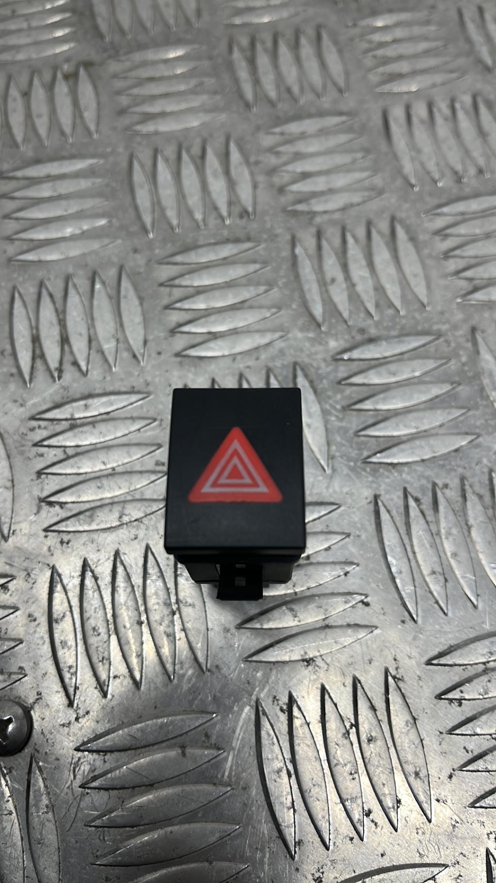 Bouton de warning VOLKSWAGEN POLO 4 PHASE 1 Diesel - 1