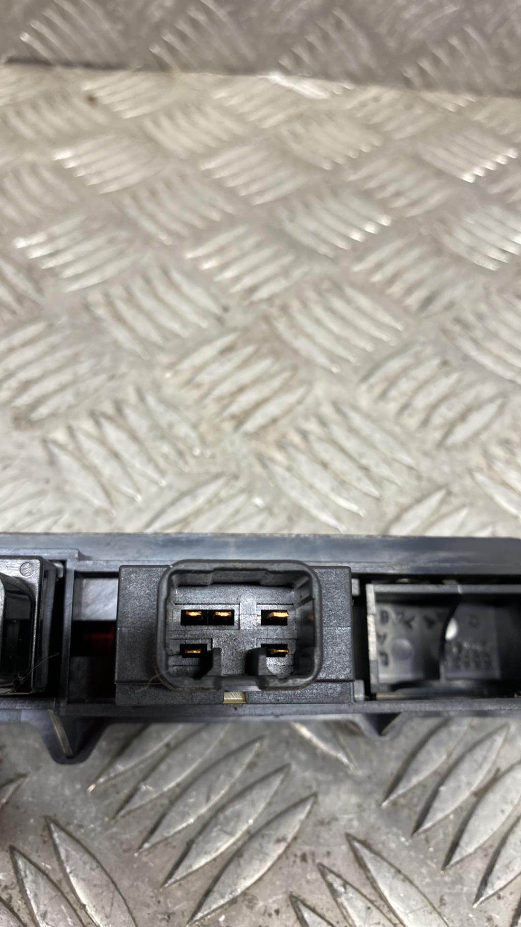 Bouton de warning TOYOTA AVENSIS 1 PHASE 2 Diesel - 1