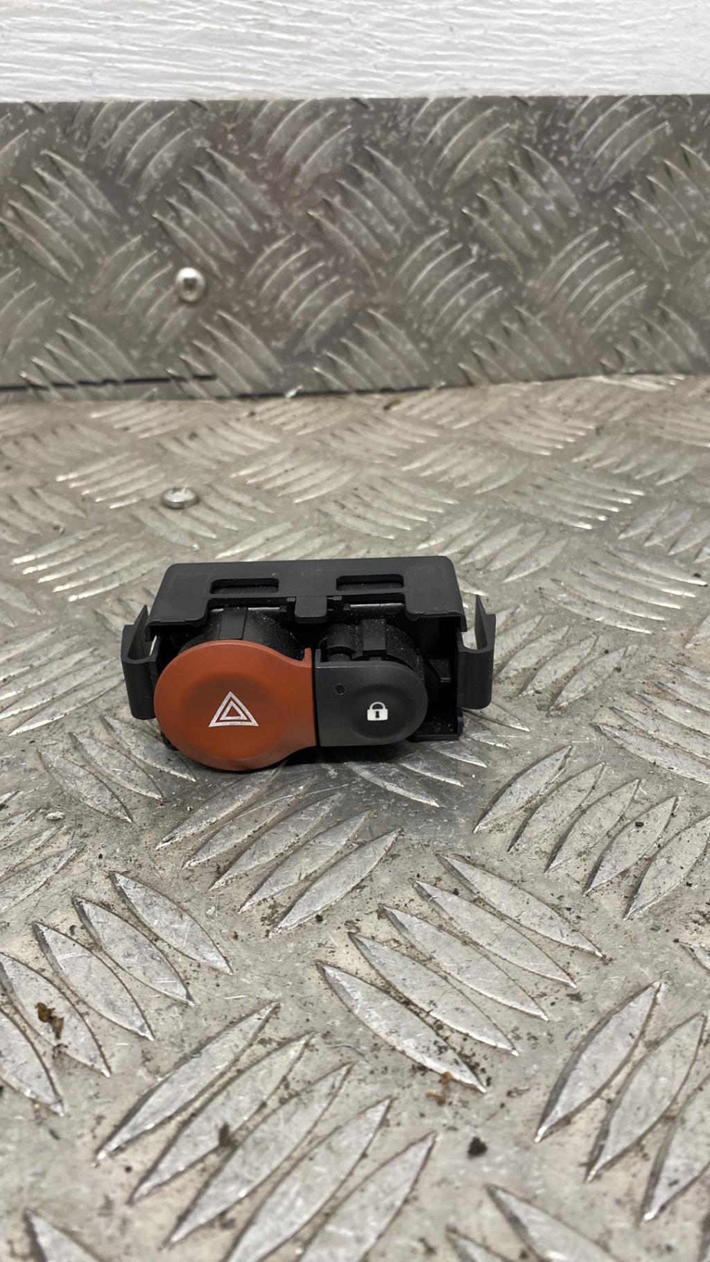 Bouton de warning RENAULT CLIO 3 PHASE 2 Diesel - 1