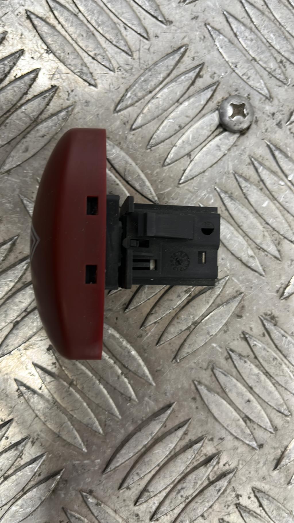Bouton de warning PEUGEOT 206 PHASE 1 Essence - 1