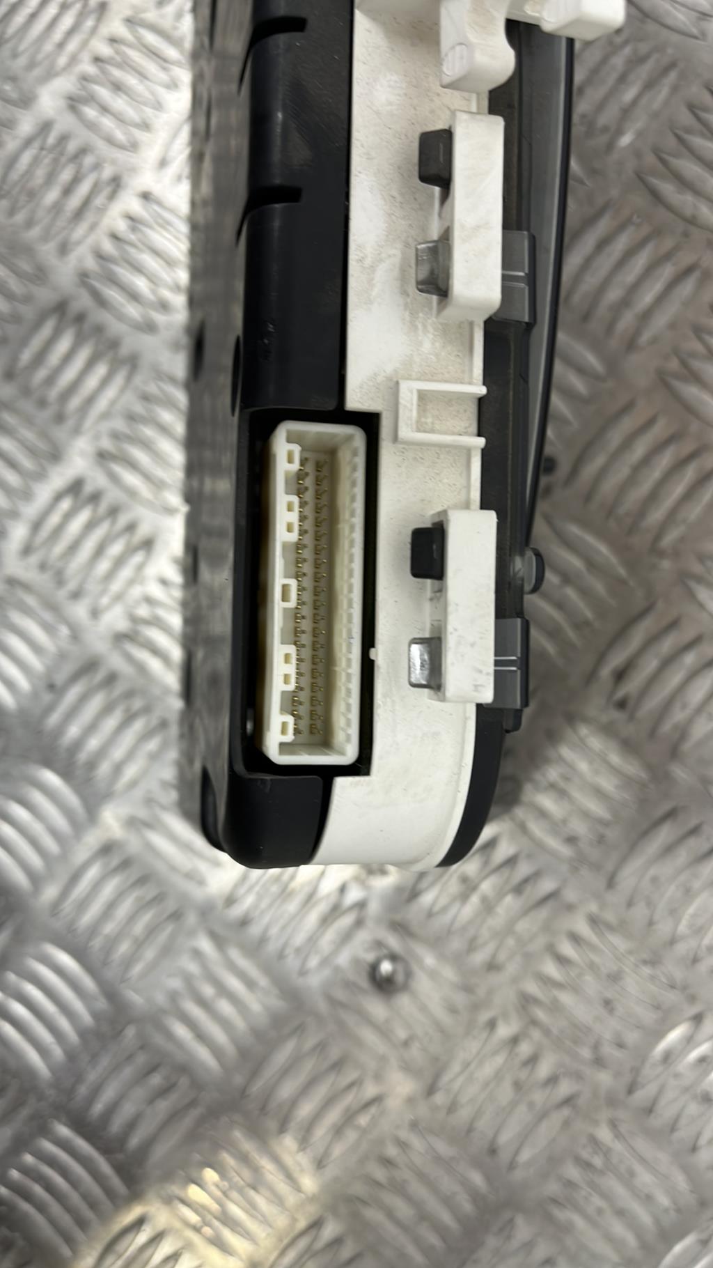 Compteur TOYOTA COROLLA VERSO 2 PHASE 2 Diesel - 1